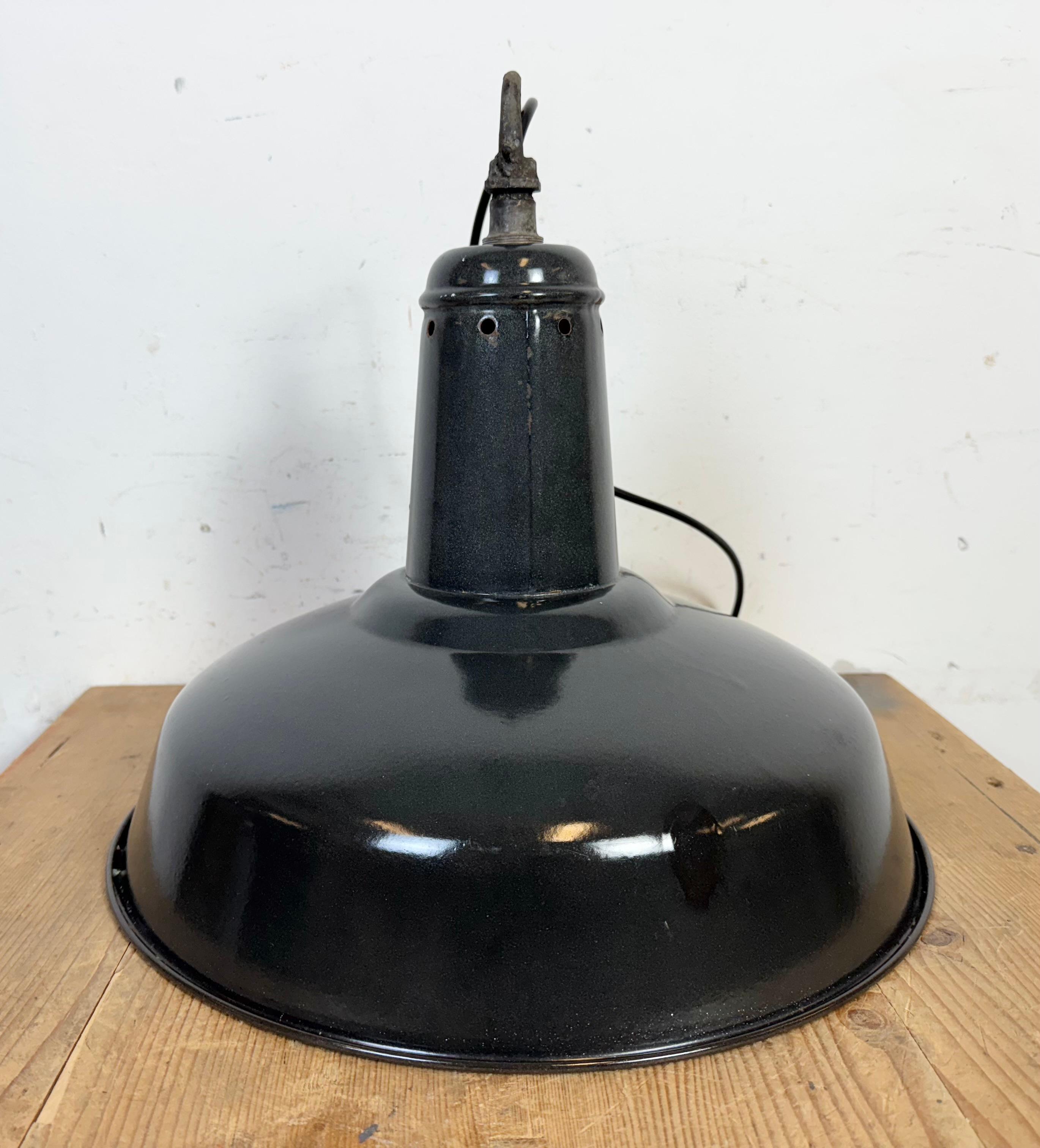 Lampada a sospensione industriale francese a smalto grigio scuro, anni '60 in vendita 8