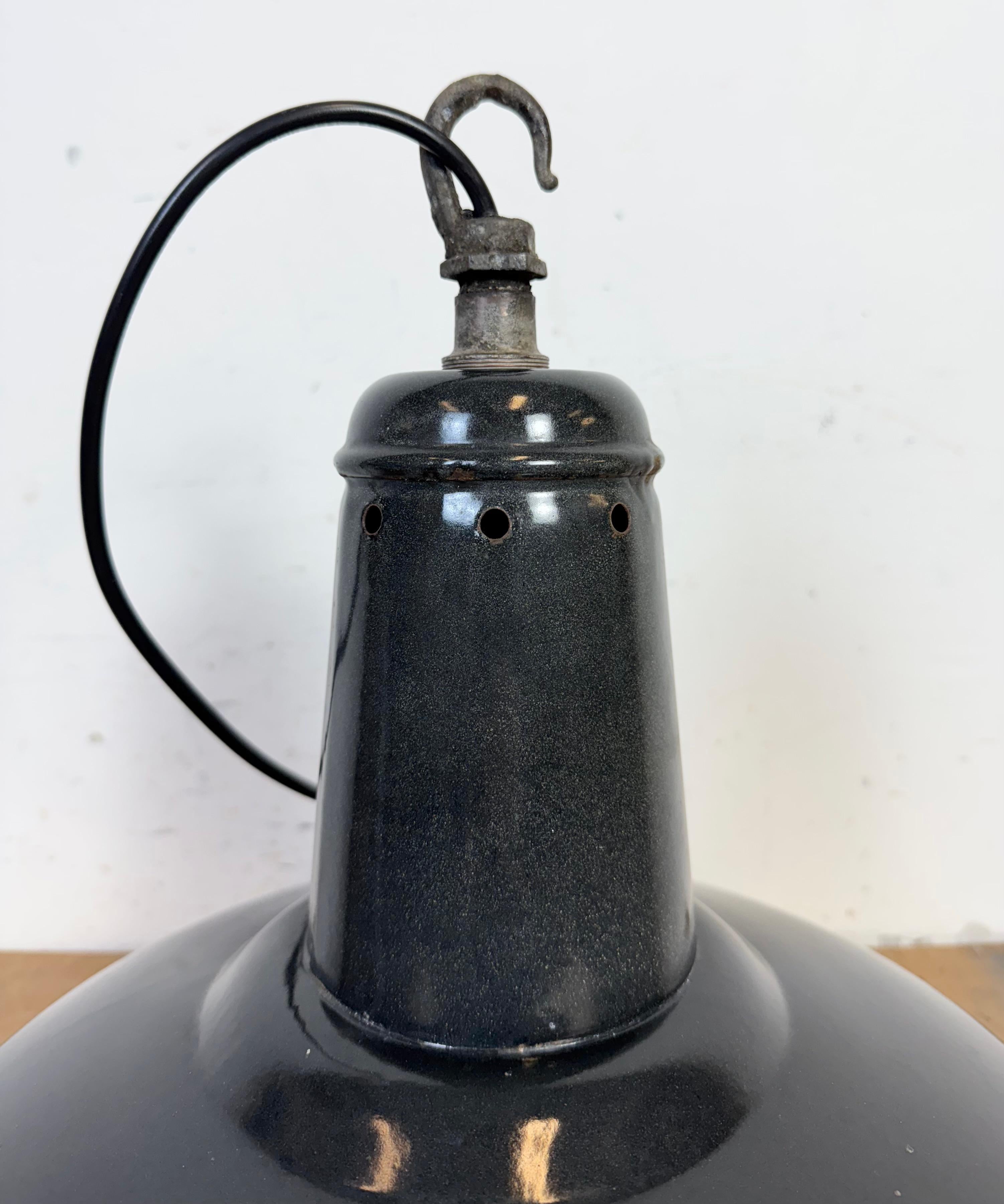 Lampada a sospensione industriale francese a smalto grigio scuro, anni '60 in vendita 9