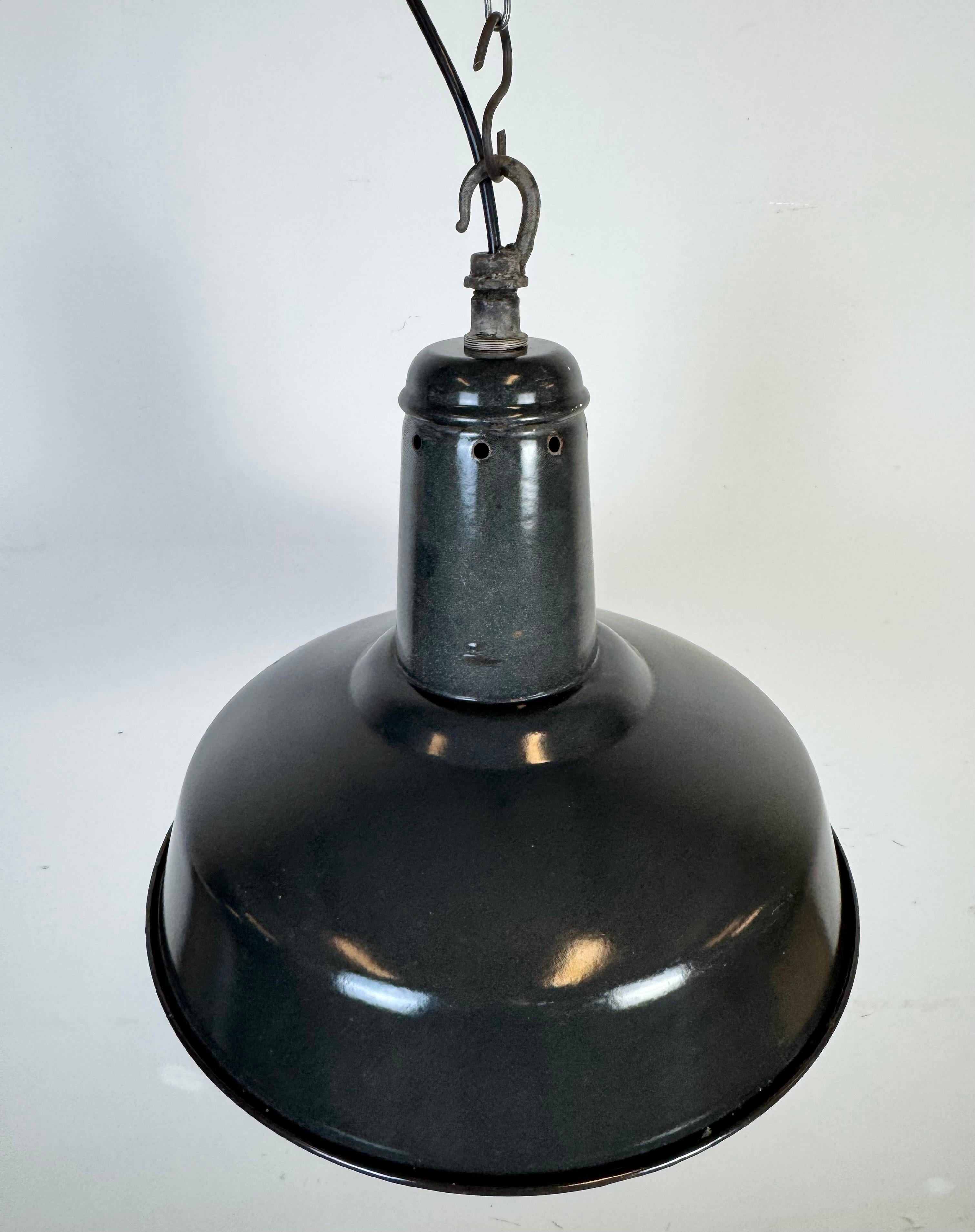 Lampada a sospensione industriale francese a smalto grigio scuro, anni '60 In condizioni buone in vendita a Kojetice, CZ
