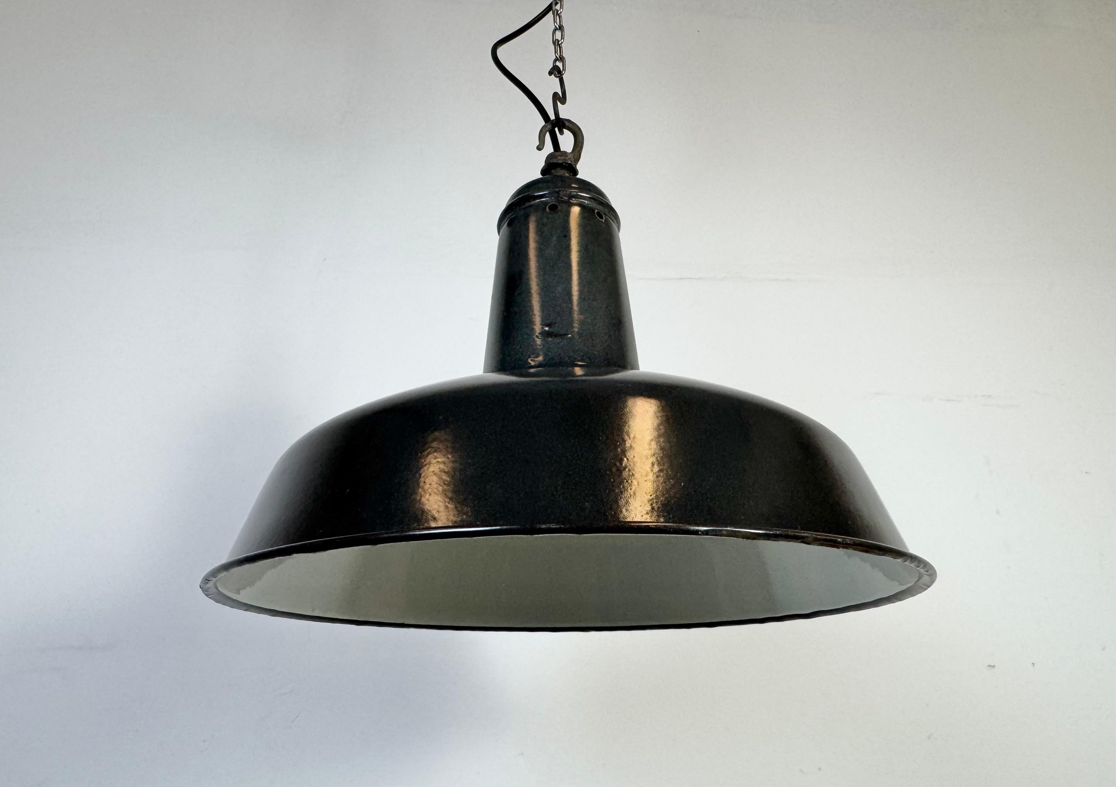 Lampada a sospensione industriale francese a smalto grigio scuro, anni '60 in vendita 2