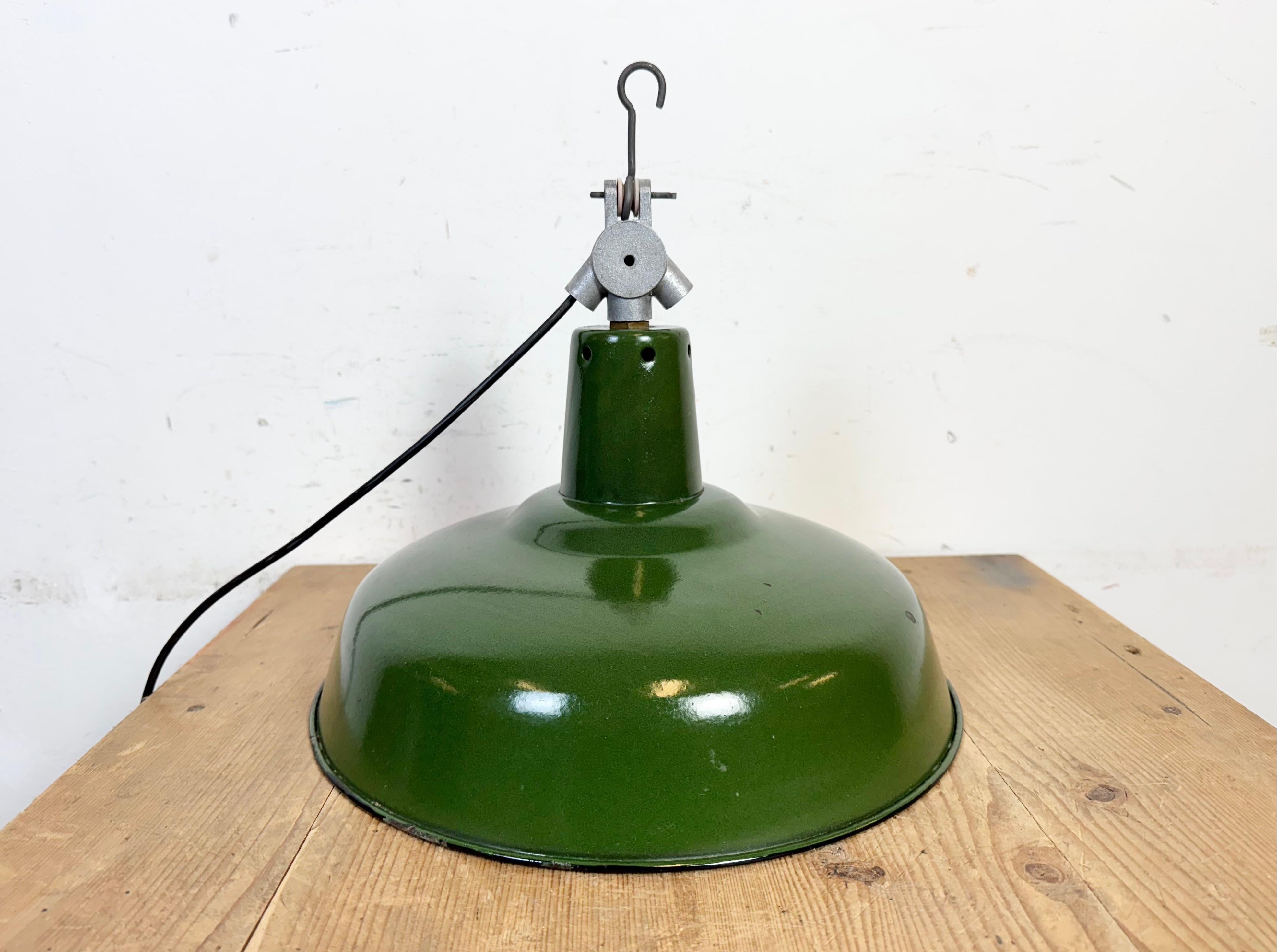 Lampada a sospensione industriale francese Greene & Greene Factory, anni '60 in vendita 5