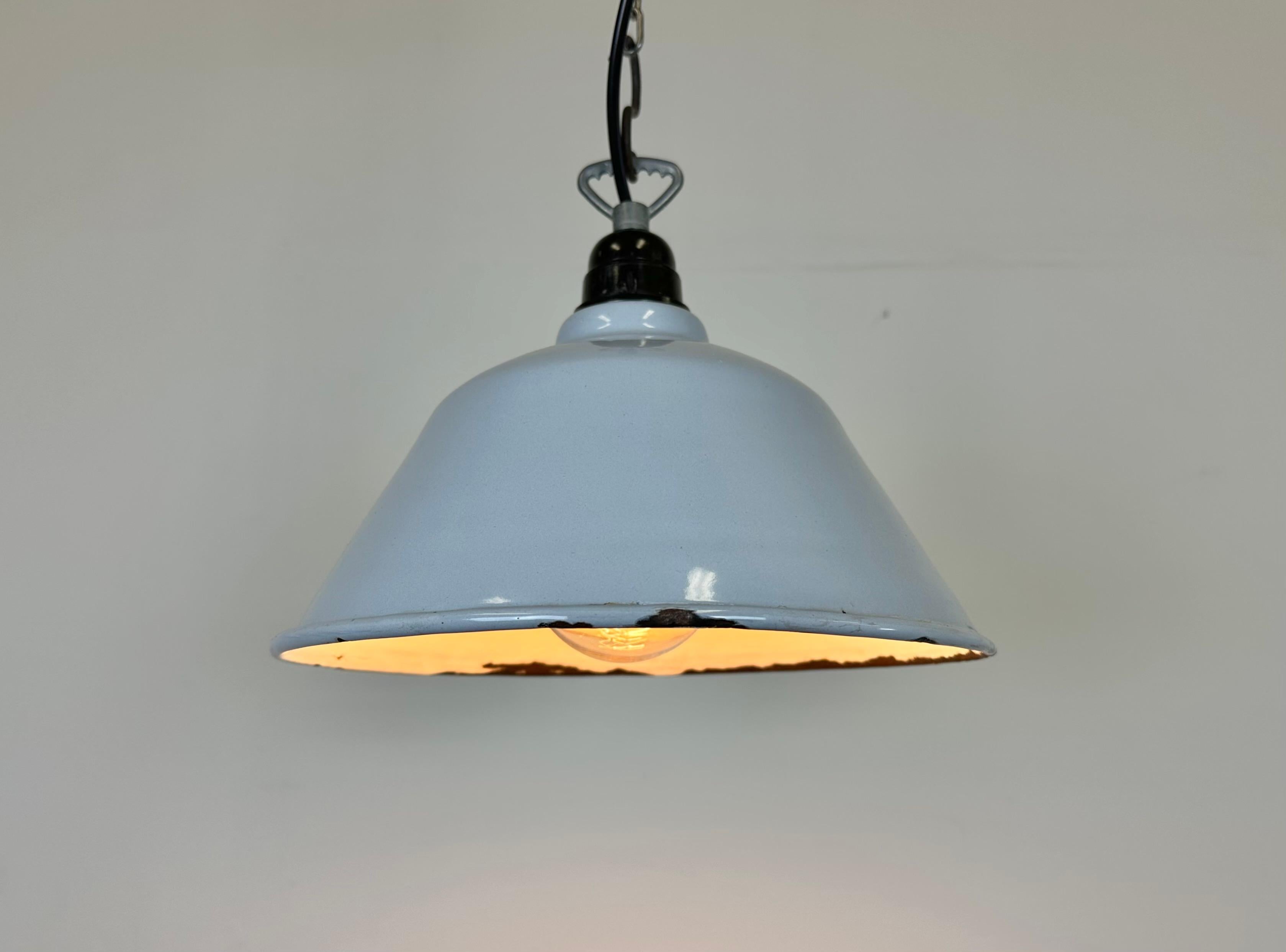 Industrial French Grey Enamel Factory Pendant Lamp, 1960s For Sale 4