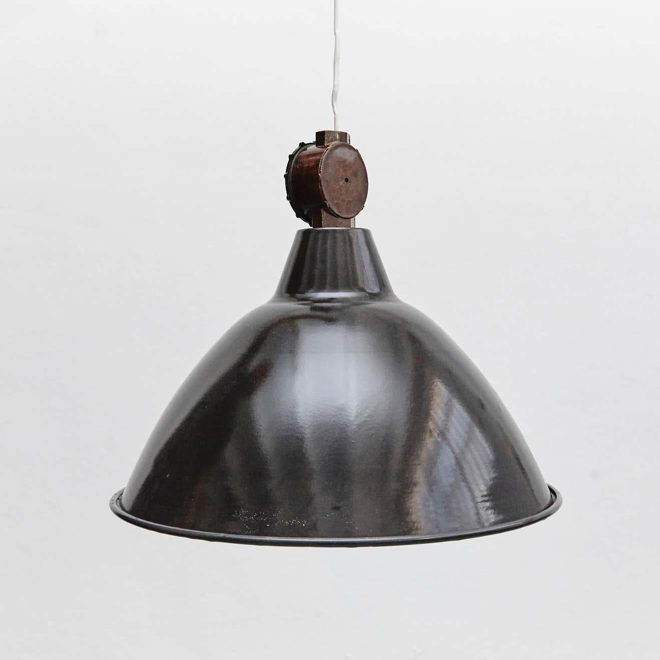 Lampada industriale progettata in Francia da un produttore sconosciuto.     In buone condizioni originali, con lievi usure dovute all'età e all'uso, che conservano una bella patina.    