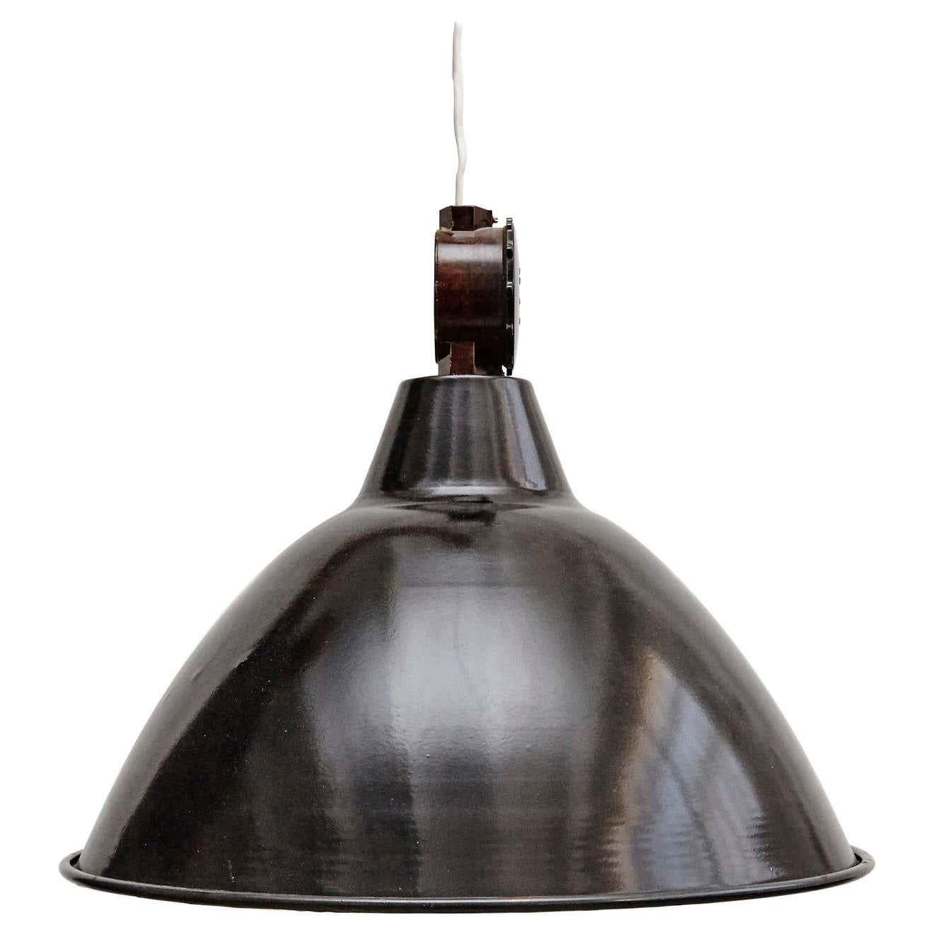 Lampe industrielle française, datant d'environ 1950 État moyen - En vente à Barcelona, Barcelona