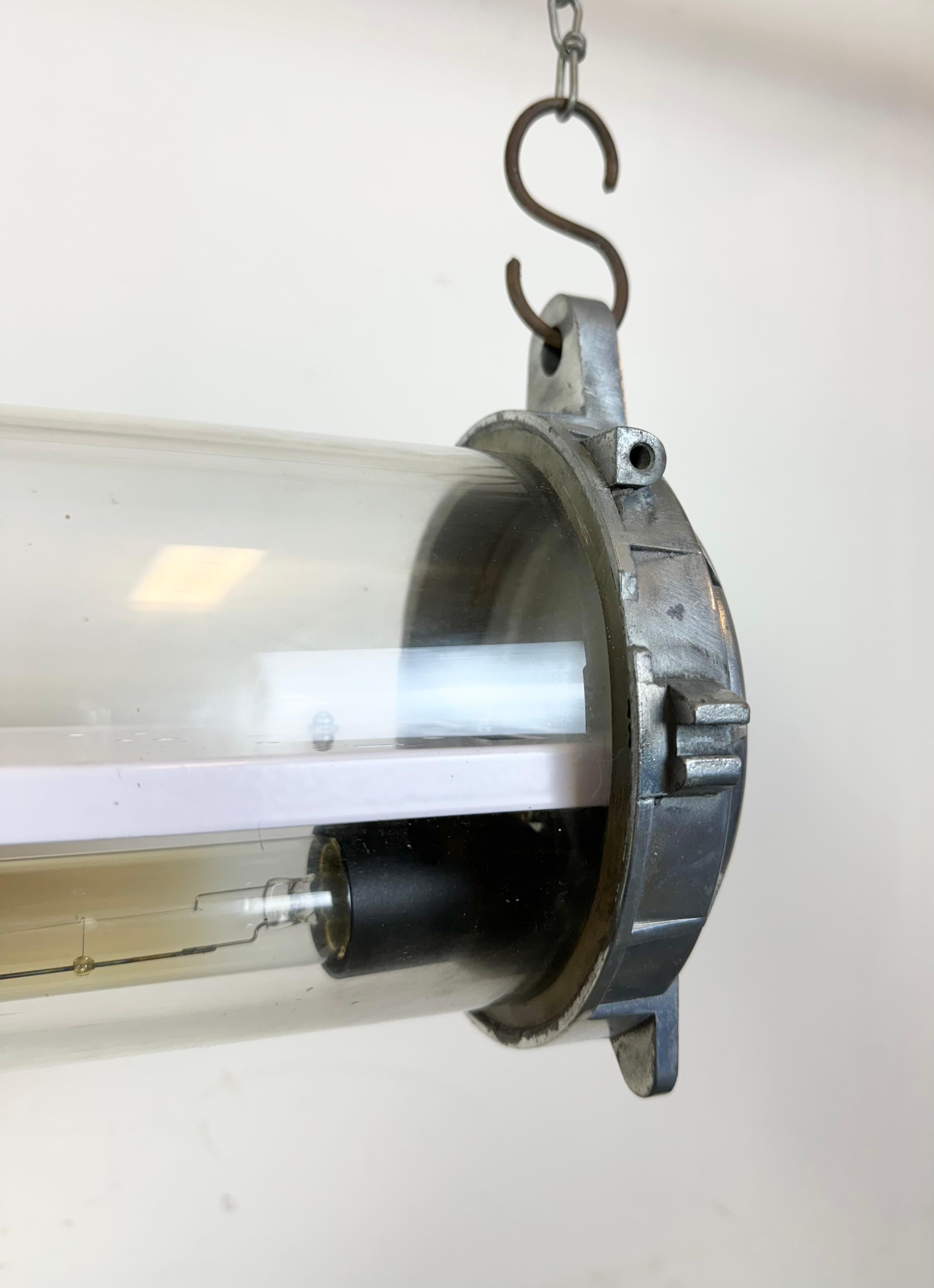 Lampe tubulaire industrielle française en aluminium poli, 1970 en vente 2