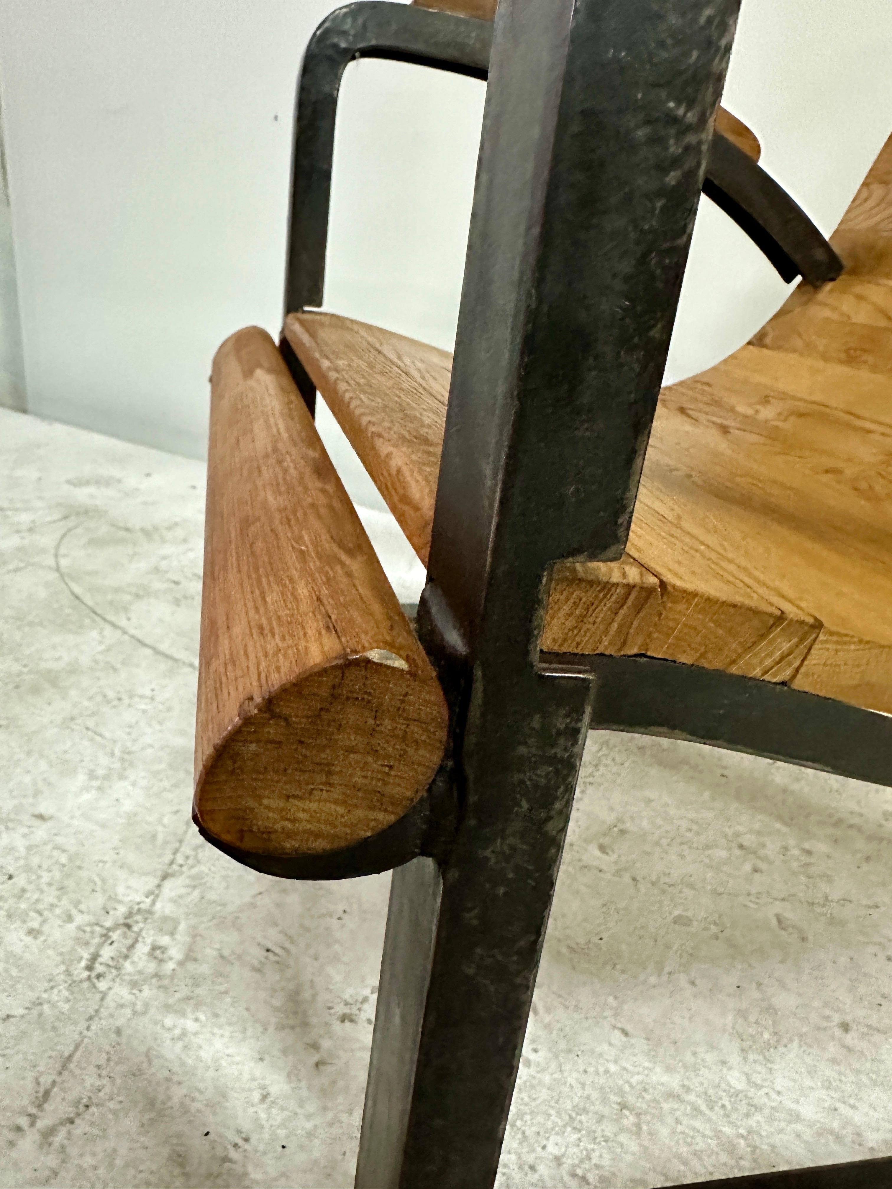 Industrieller französischer Lattenrost-Stuhl aus Holz und Eisen im Angebot 6