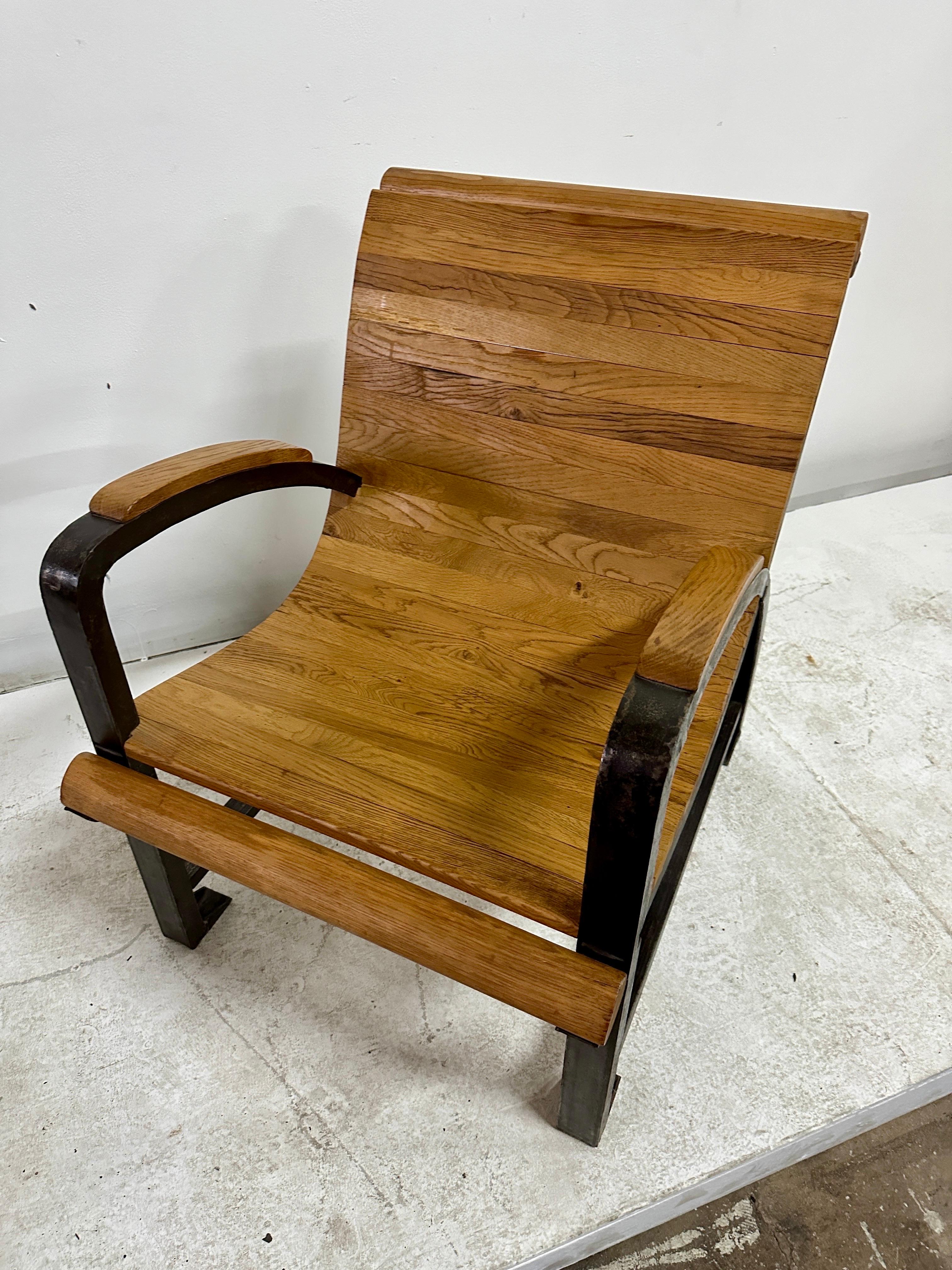 Dies ist eine sehr einzigartige Französisch Industrie Sessel, die sehr schwer und gut verarbeitet ist.  Latten aus Naturholz, gerollte Holzleisten oben und unten, verankerte Füße und viele weitere Details.  