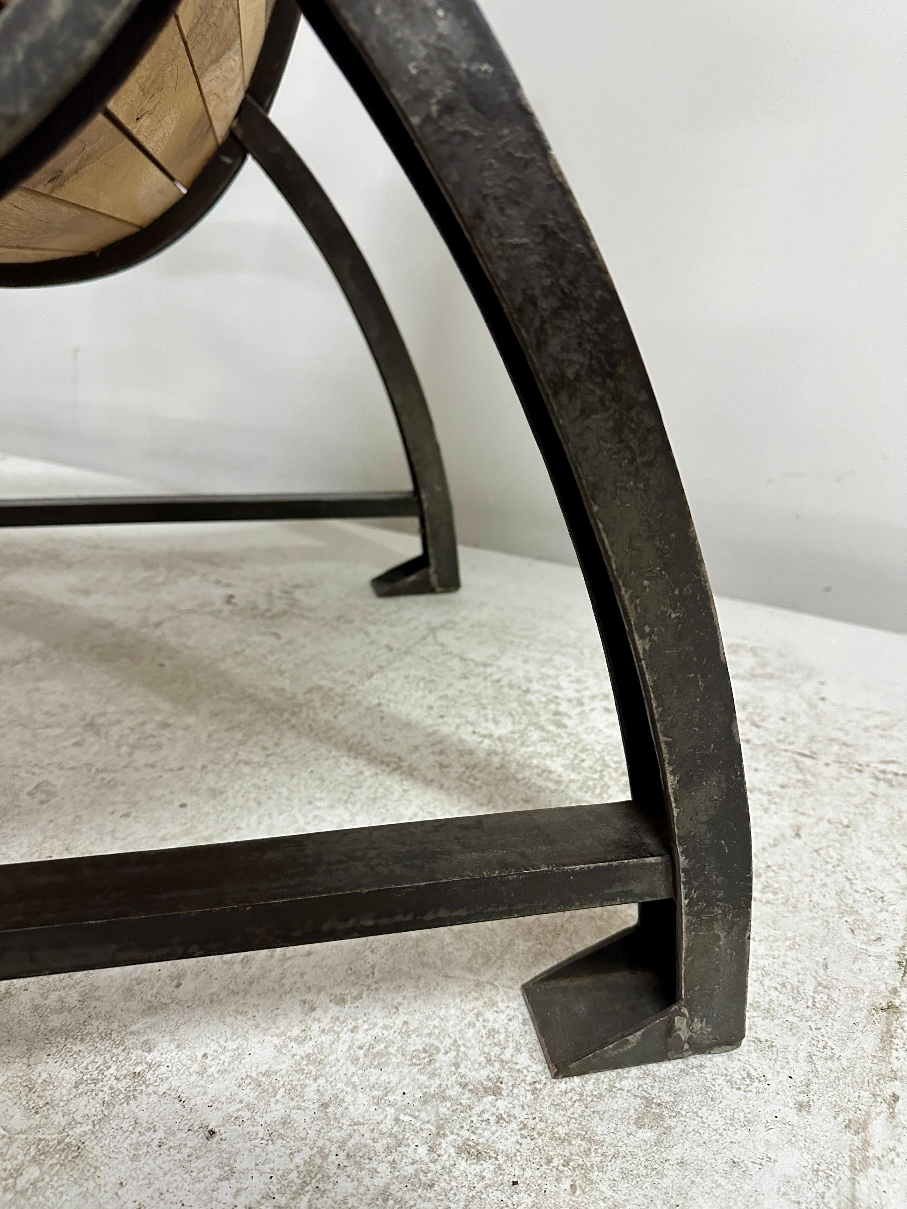 Industrieller französischer Lattenrost-Stuhl aus Holz und Eisen (20. Jahrhundert) im Angebot