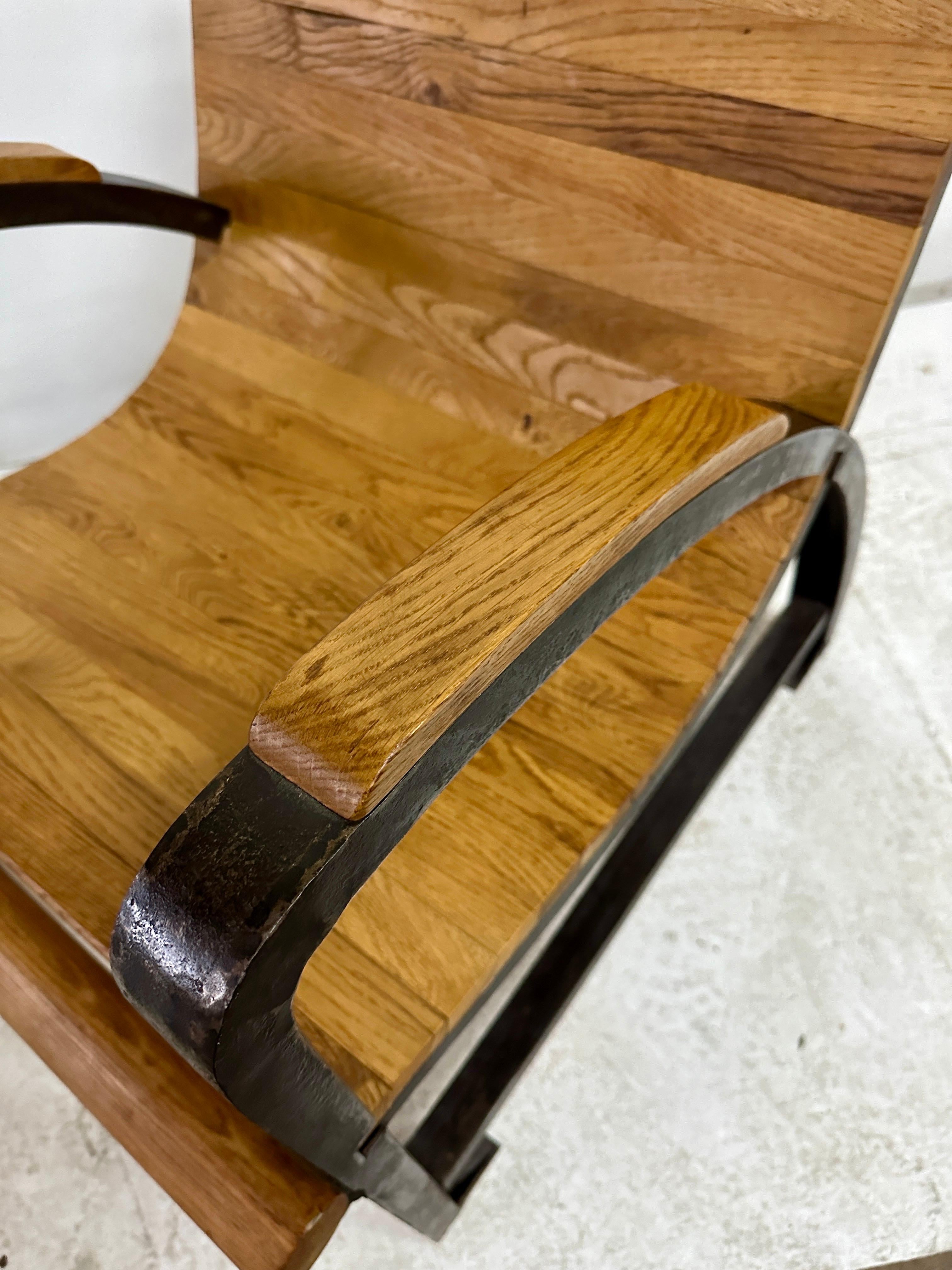 Industrieller französischer Lattenrost-Stuhl aus Holz und Eisen im Angebot 1