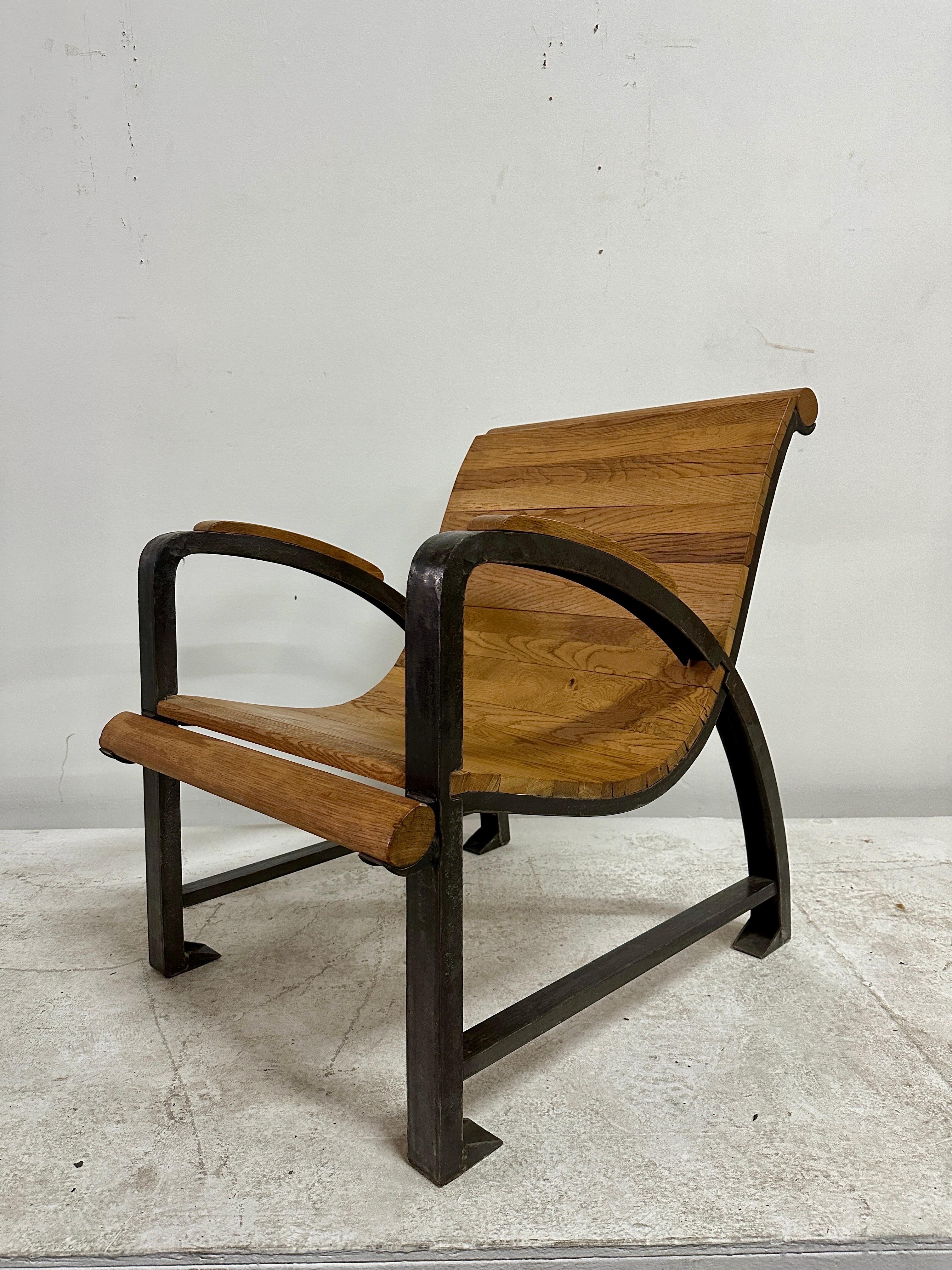 Industrieller französischer Lattenrost-Stuhl aus Holz und Eisen im Angebot 3