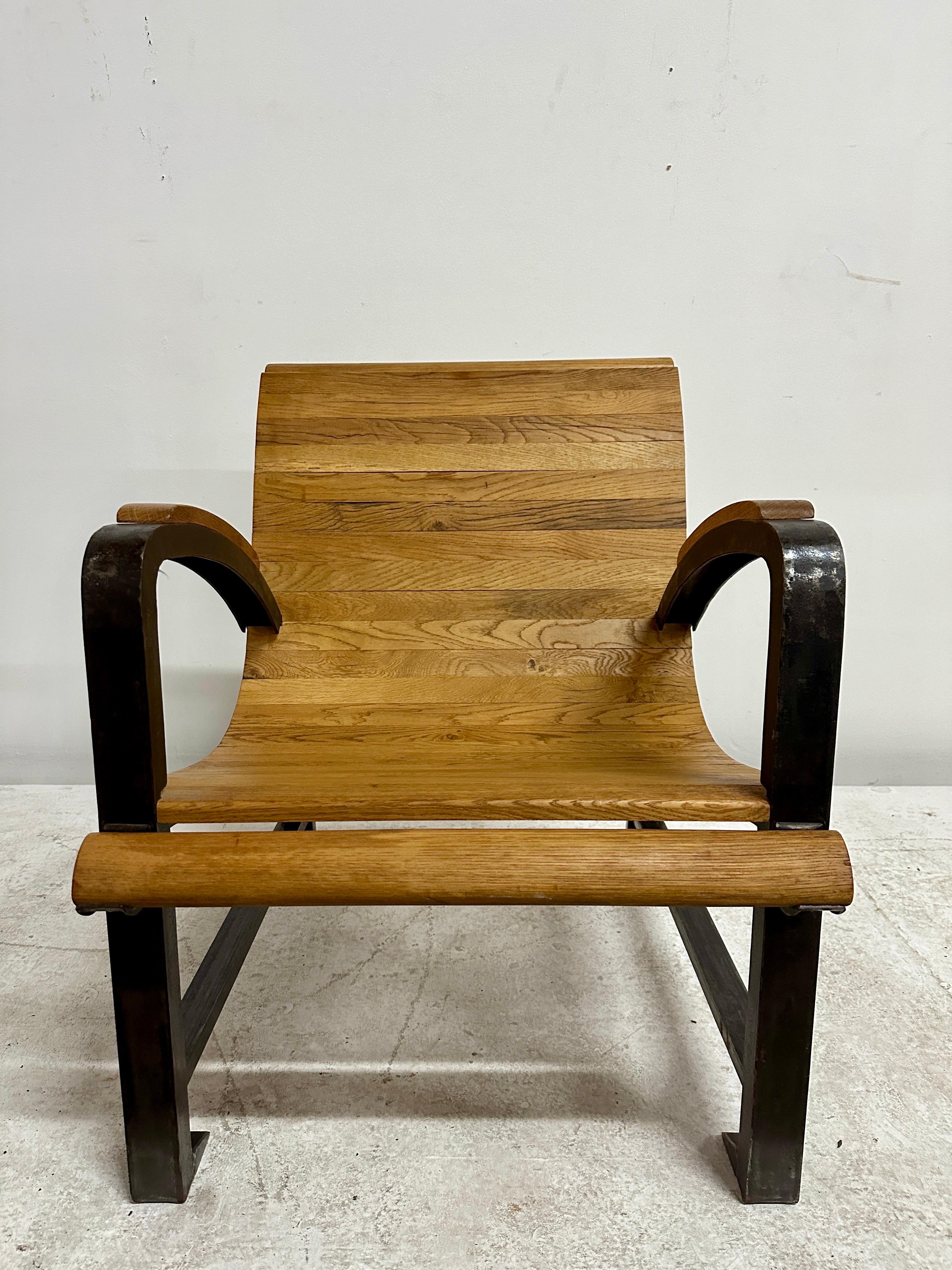 Industrieller französischer Lattenrost-Stuhl aus Holz und Eisen im Angebot 4