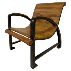 Chaise industrielle française à lattes en bois et en fer