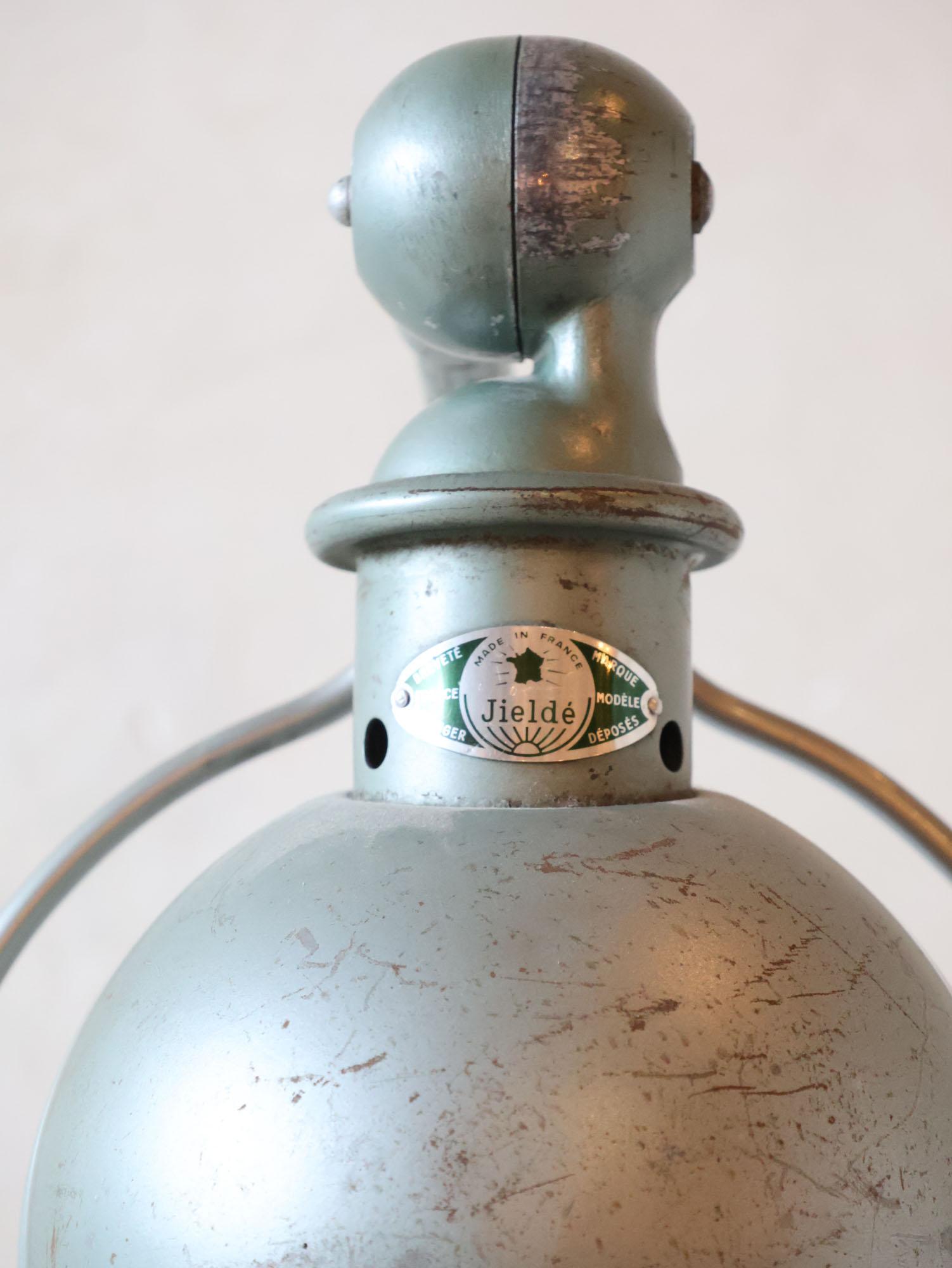 Lampe de table industrielle française vintage Jielde en patine verte (2 disponibles) en vente 3