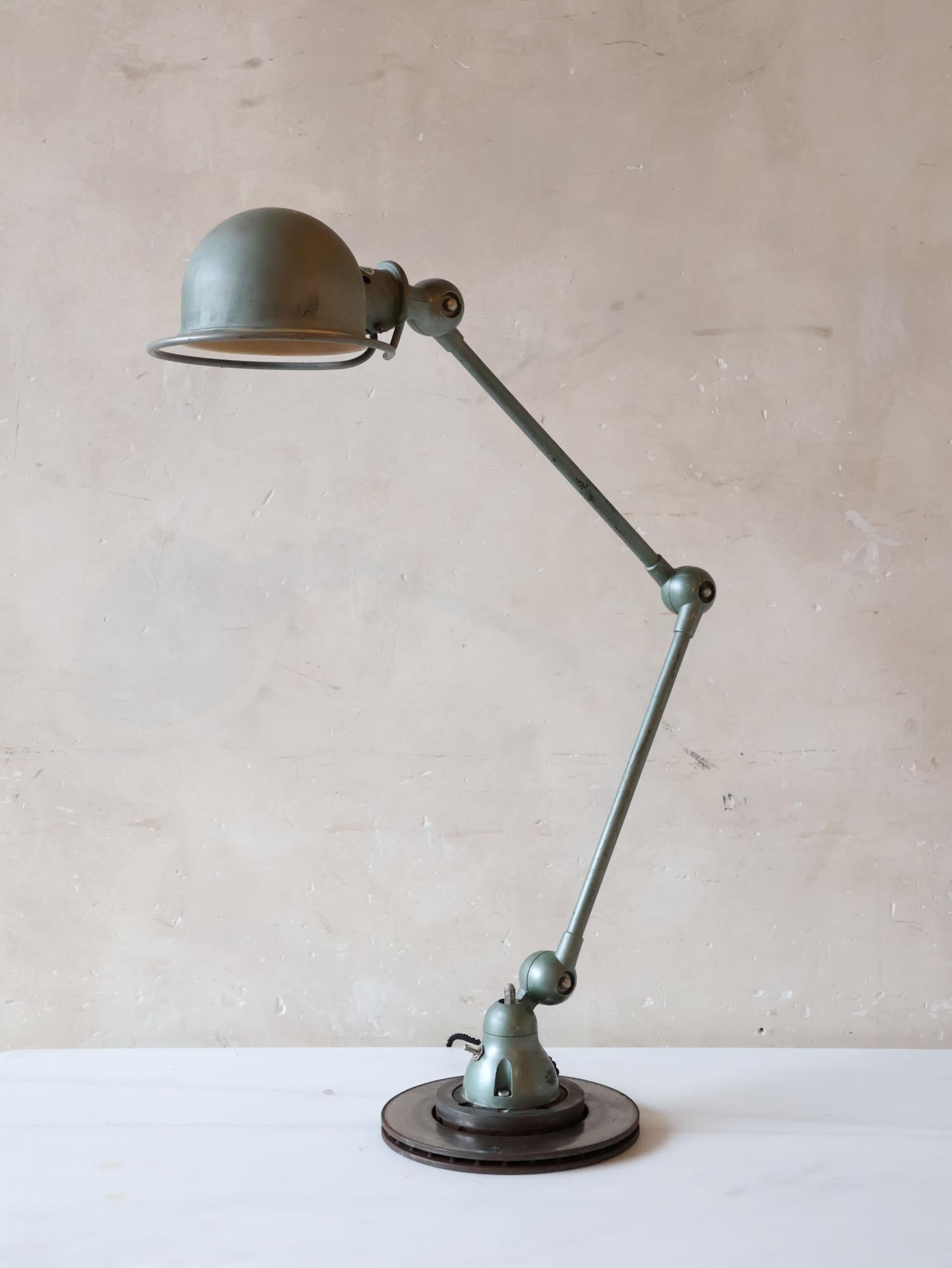 Lampe de table industrielle française vintage Jielde en patine verte (2 disponibles) en vente 5