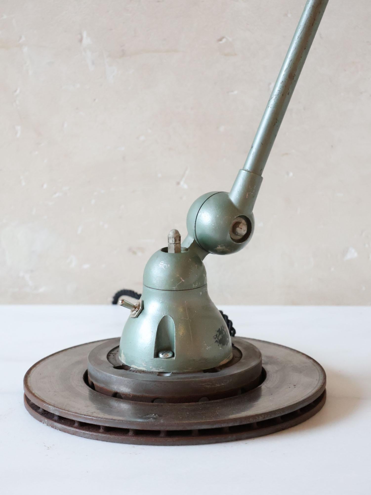 Industrielle französische Vintage-Tischlampe Jielde in grüner Patina im Industriestil (2 verfügbar) im Angebot 6