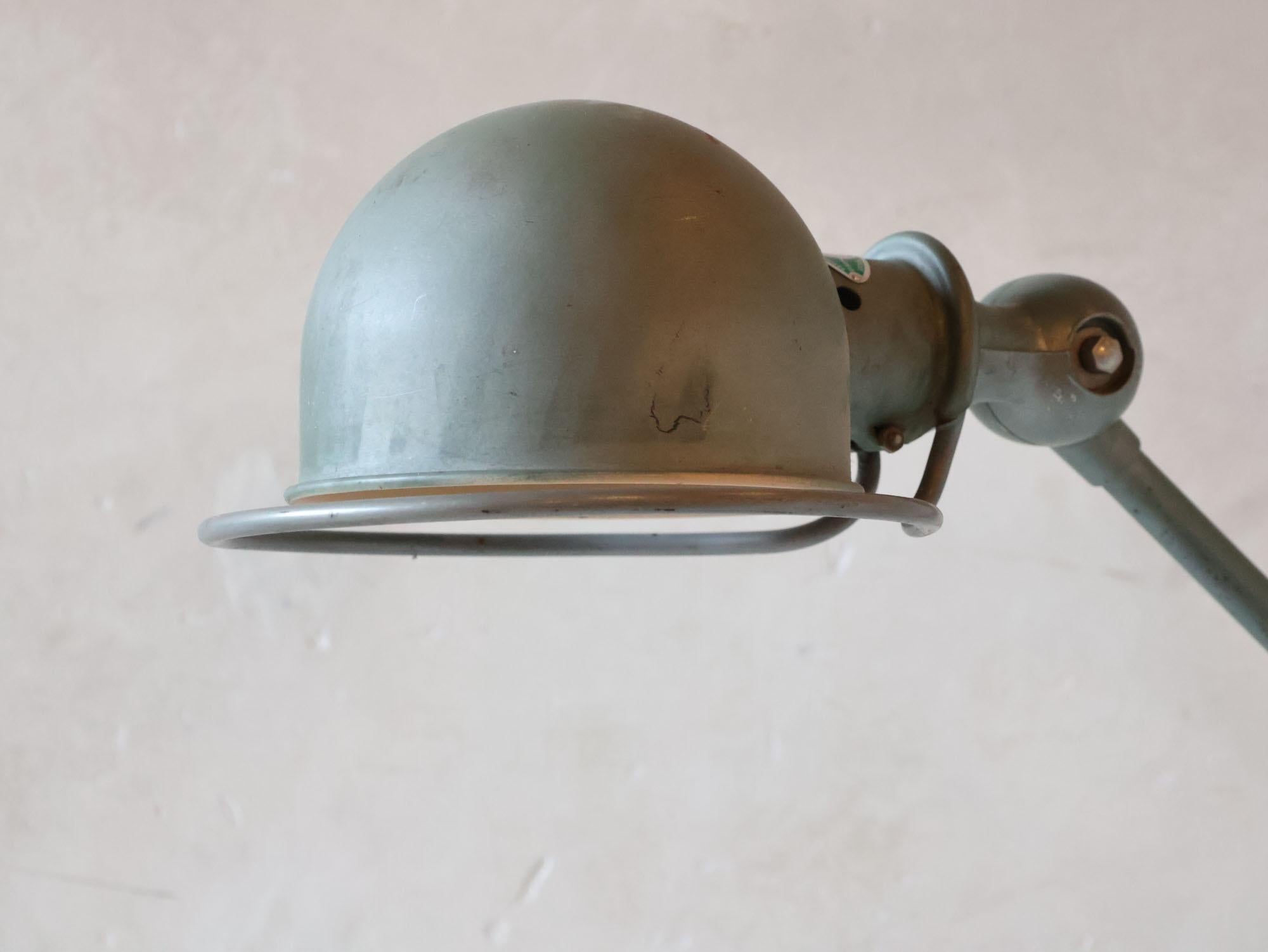 Lampe de table industrielle française vintage Jielde en patine verte (2 disponibles) en vente 8