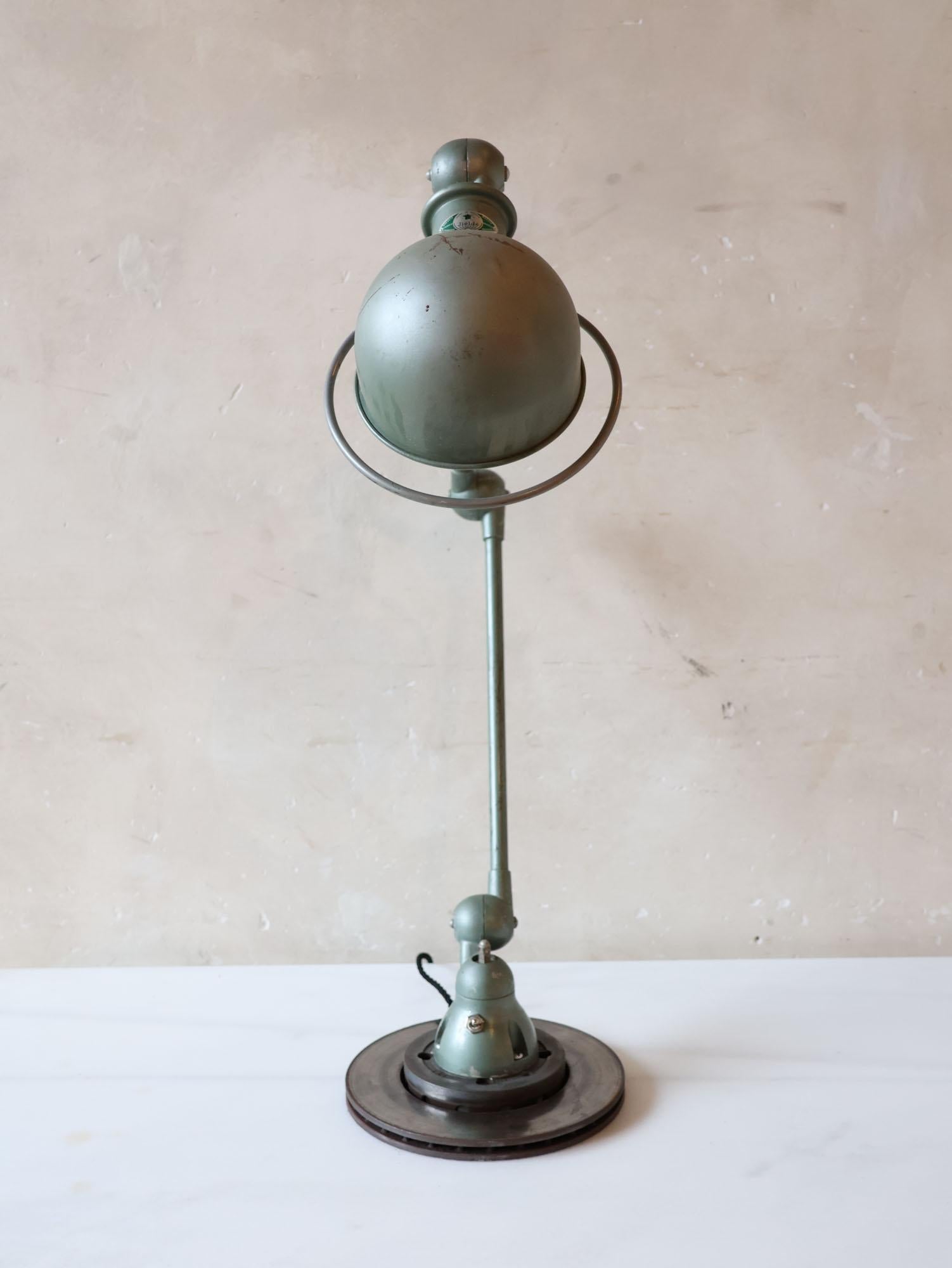 Lampe de table industrielle française vintage Jielde en patine verte (2 disponibles) en vente 10