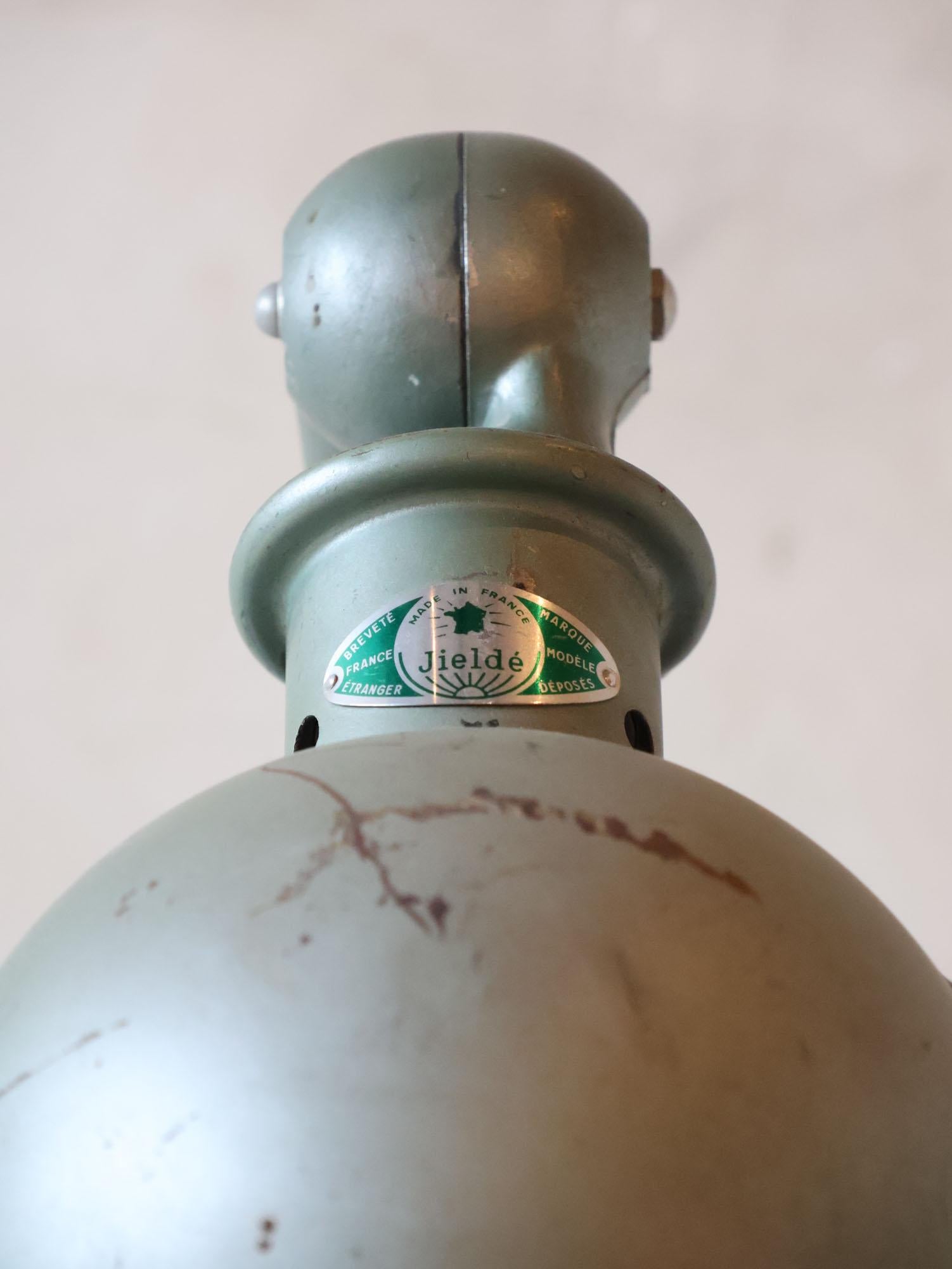 Lampe de table industrielle française vintage Jielde en patine verte (2 disponibles) en vente 11