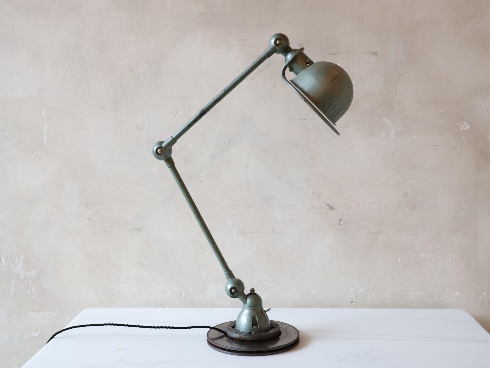 Lampe de table industrielle française vintage Jielde en patine verte (2 disponibles) en vente 12