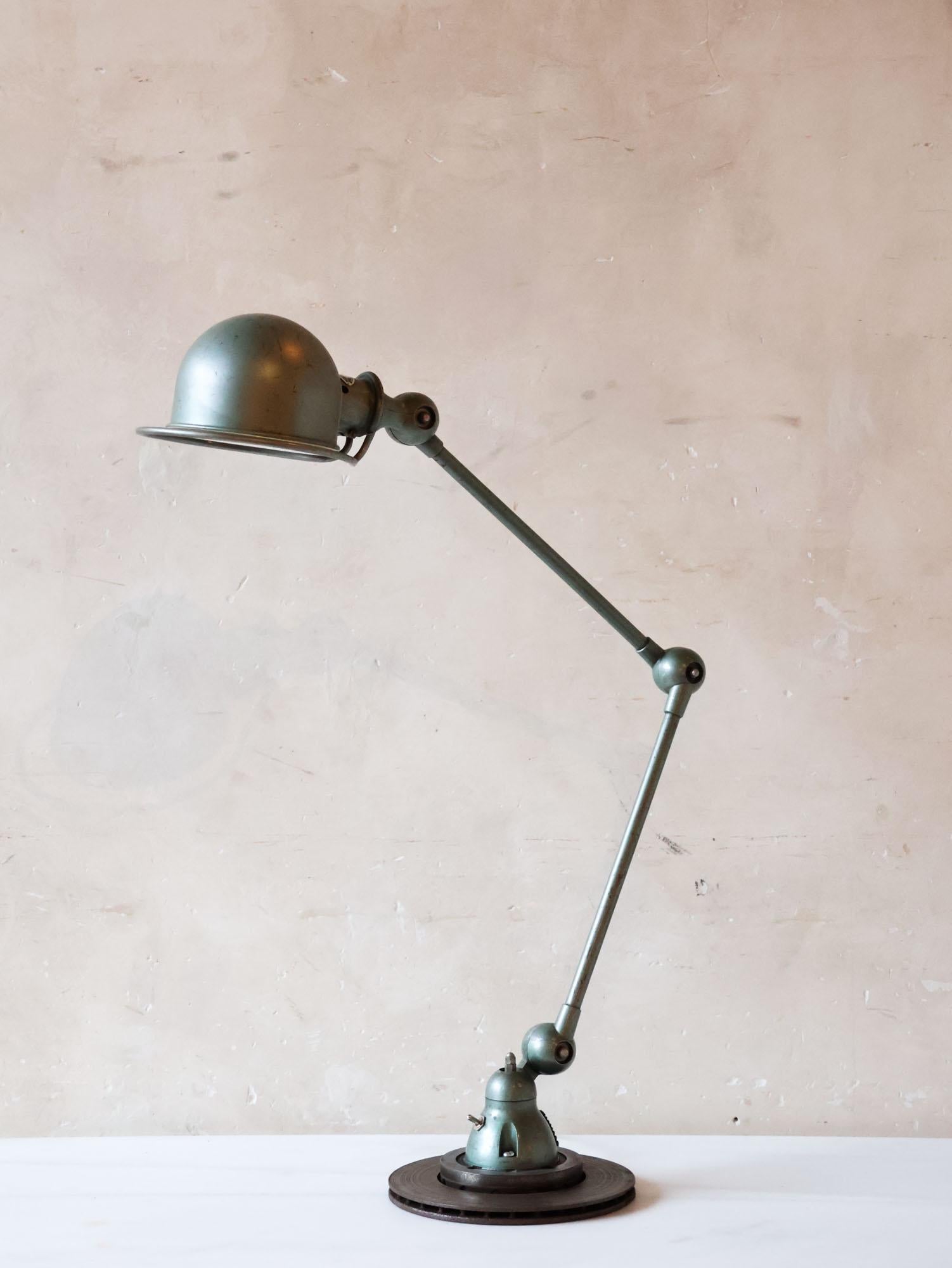 Lampe de table vintage industrielle française de la célèbre marque Jielde, accompagnée d'un cachet du fabricant. Fondée en 1950 par Jean Louis Domecq, Jielde est célèbre pour ses lampes industrielles finement travaillées. Fabriquée à la main près de