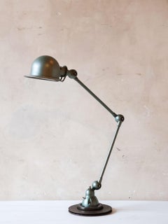 Lampe de table industrielle française vintage Jielde en patine verte (2 disponibles)