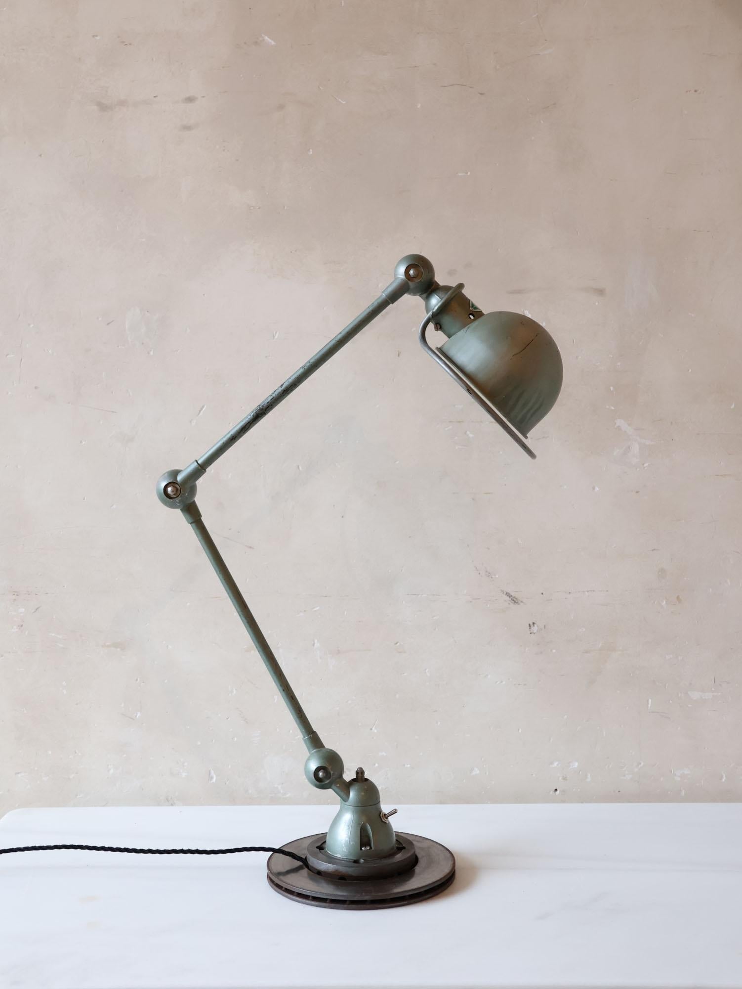 Lampe de table industrielle française vintage Jielde en patine verte (2 disponibles) en vente 13