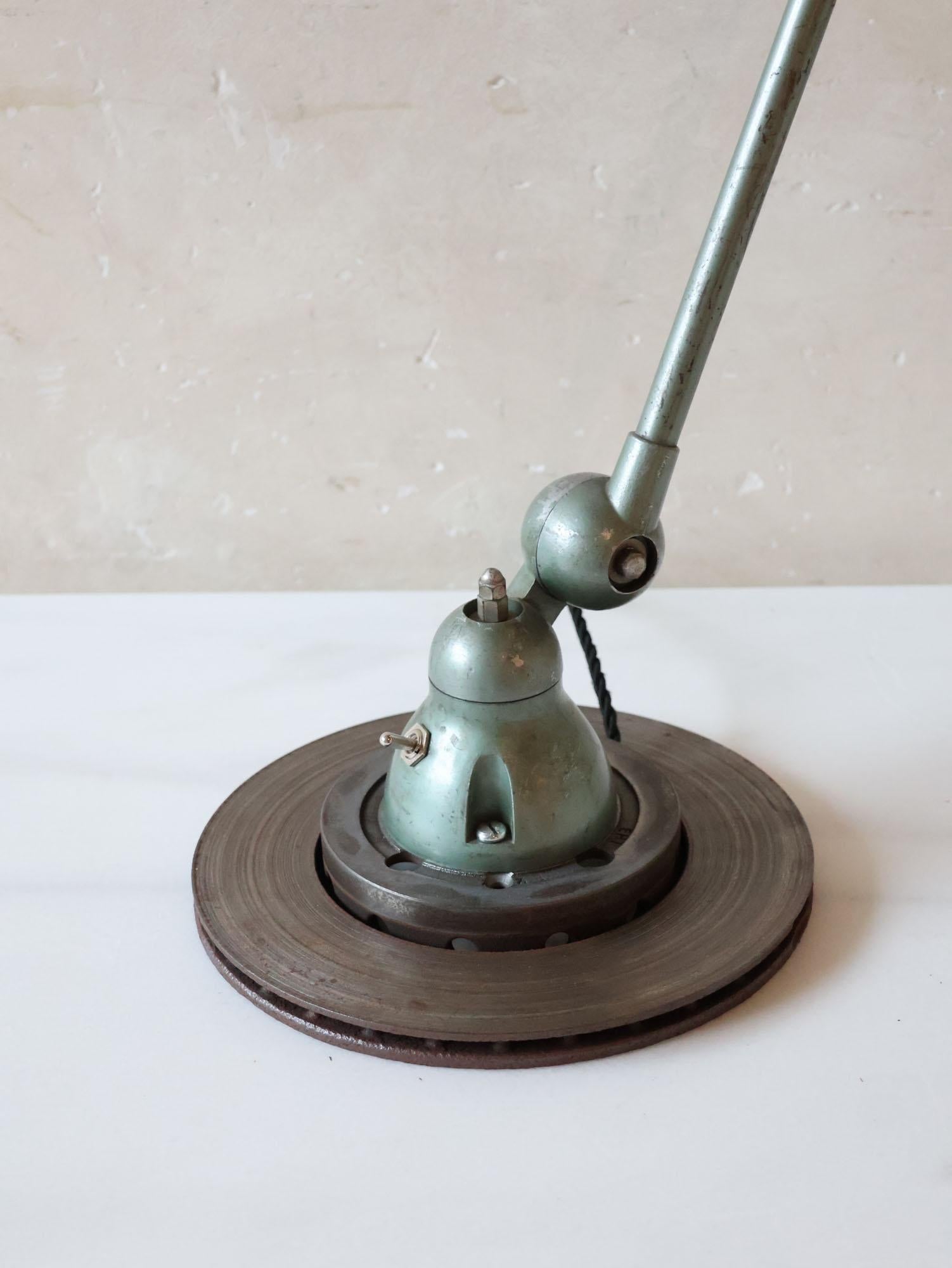 Mid-Century Modern Lampe de table industrielle française vintage Jielde en patine verte (2 disponibles) en vente