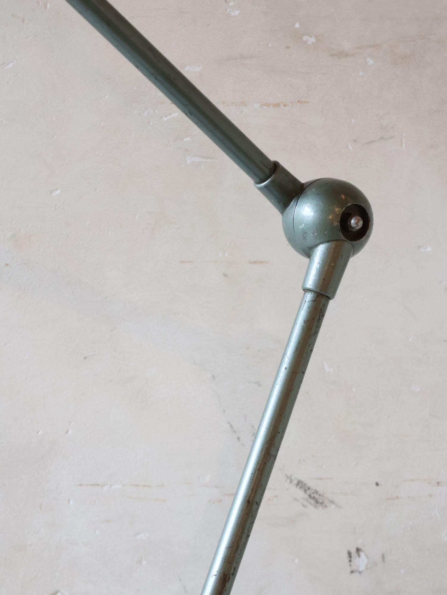 Industrial French Vintage Jielde Table Lamp in Green Patina (2 available) In Good Condition For Sale In Baambrugge, NL
