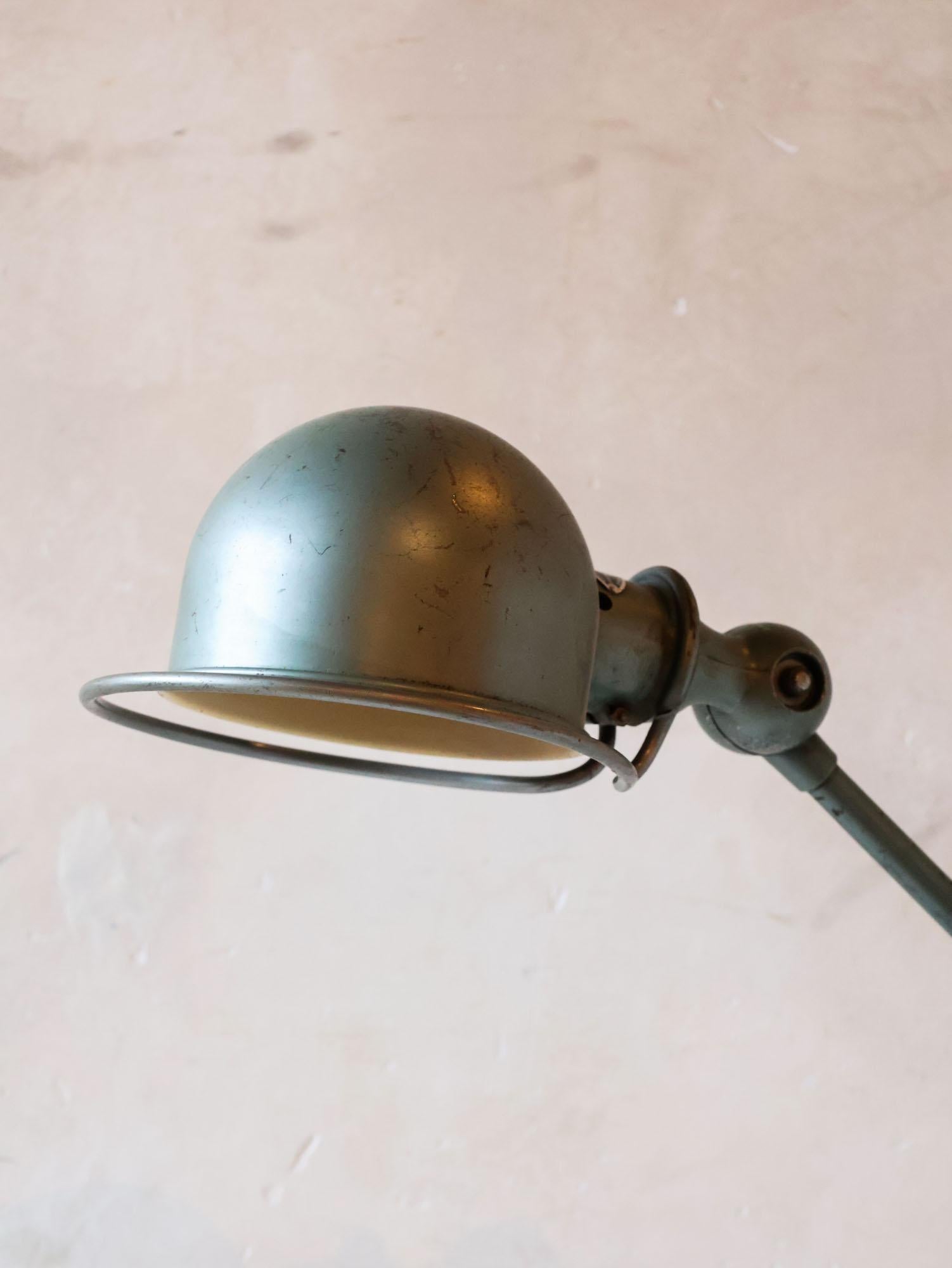 Industrielle französische Vintage-Tischlampe Jielde in grüner Patina im Industriestil (2 verfügbar) im Zustand „Gut“ im Angebot in Baambrugge, NL