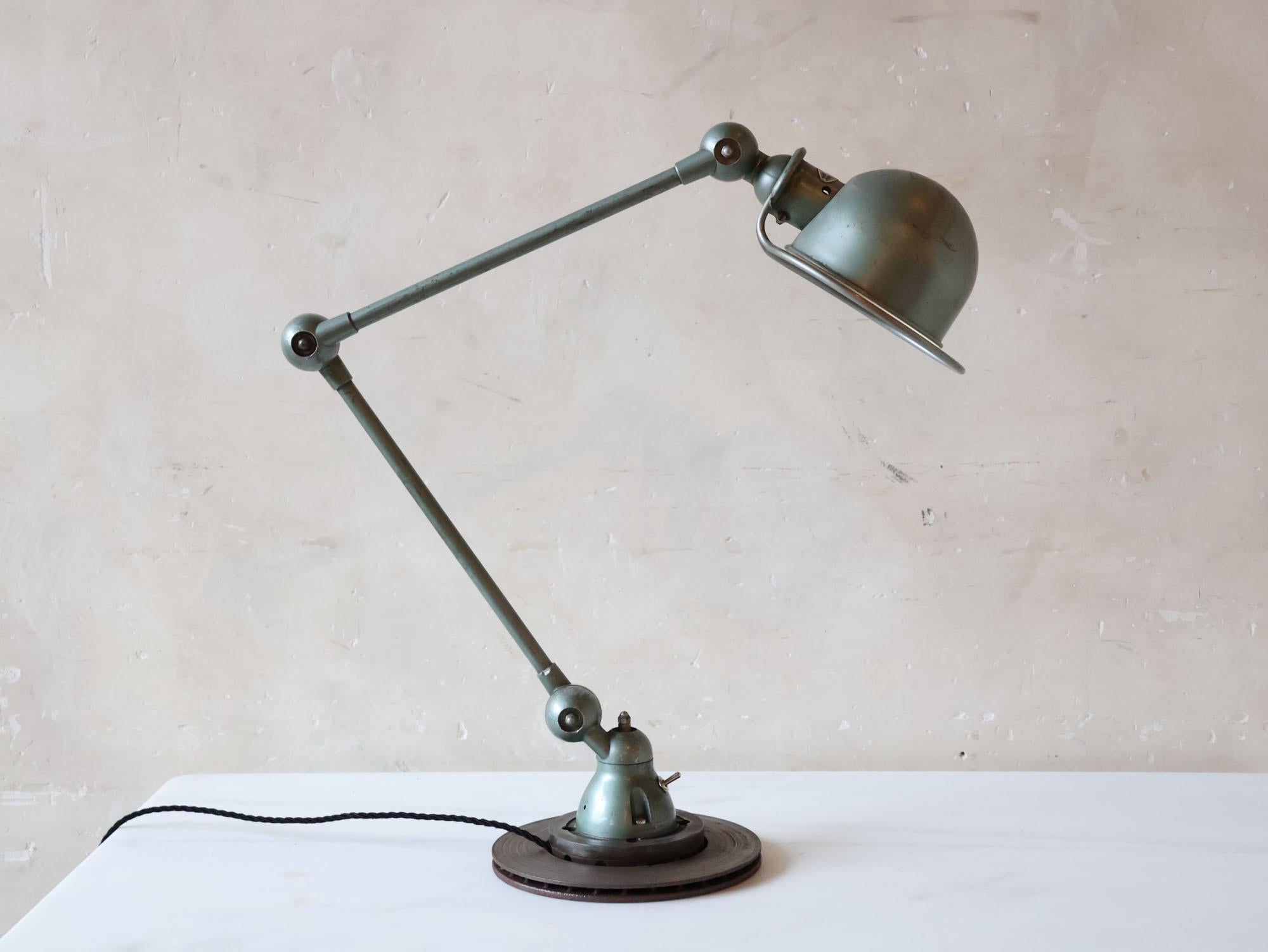 Industrielle französische Vintage-Tischlampe Jielde in grüner Patina im Industriestil (2 verfügbar) (Eisen) im Angebot