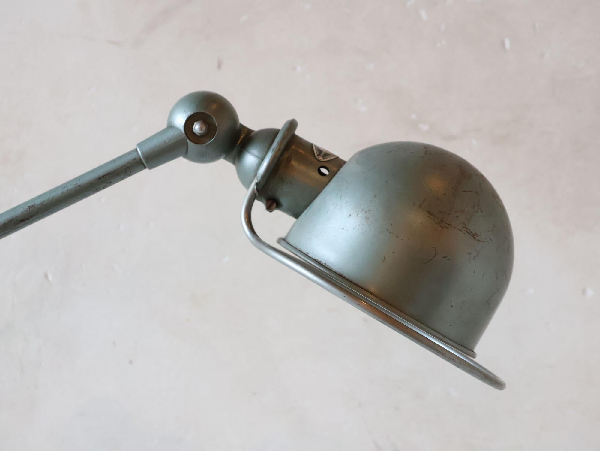 Industrielle französische Vintage-Tischlampe Jielde in grüner Patina im Industriestil (2 verfügbar) im Angebot 1
