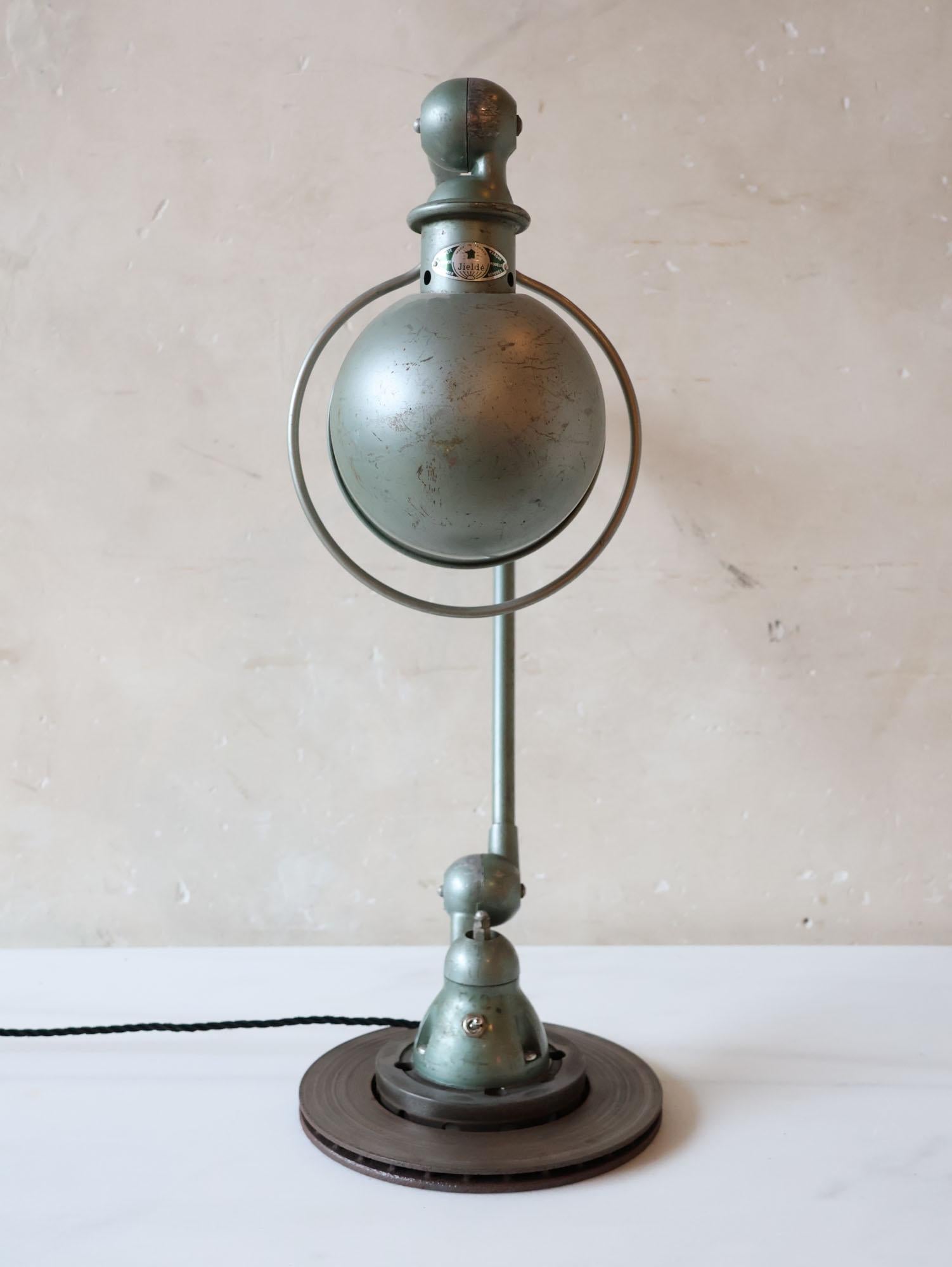 Lampe de table industrielle française vintage Jielde en patine verte (2 disponibles) en vente 2