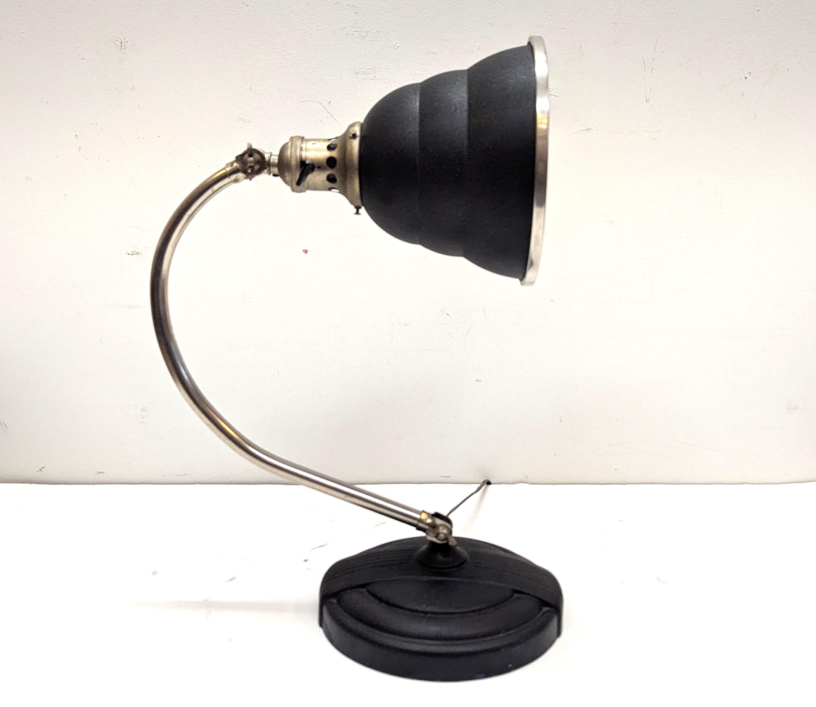 Lampada da tavolo articolata industriale GE in vendita 5