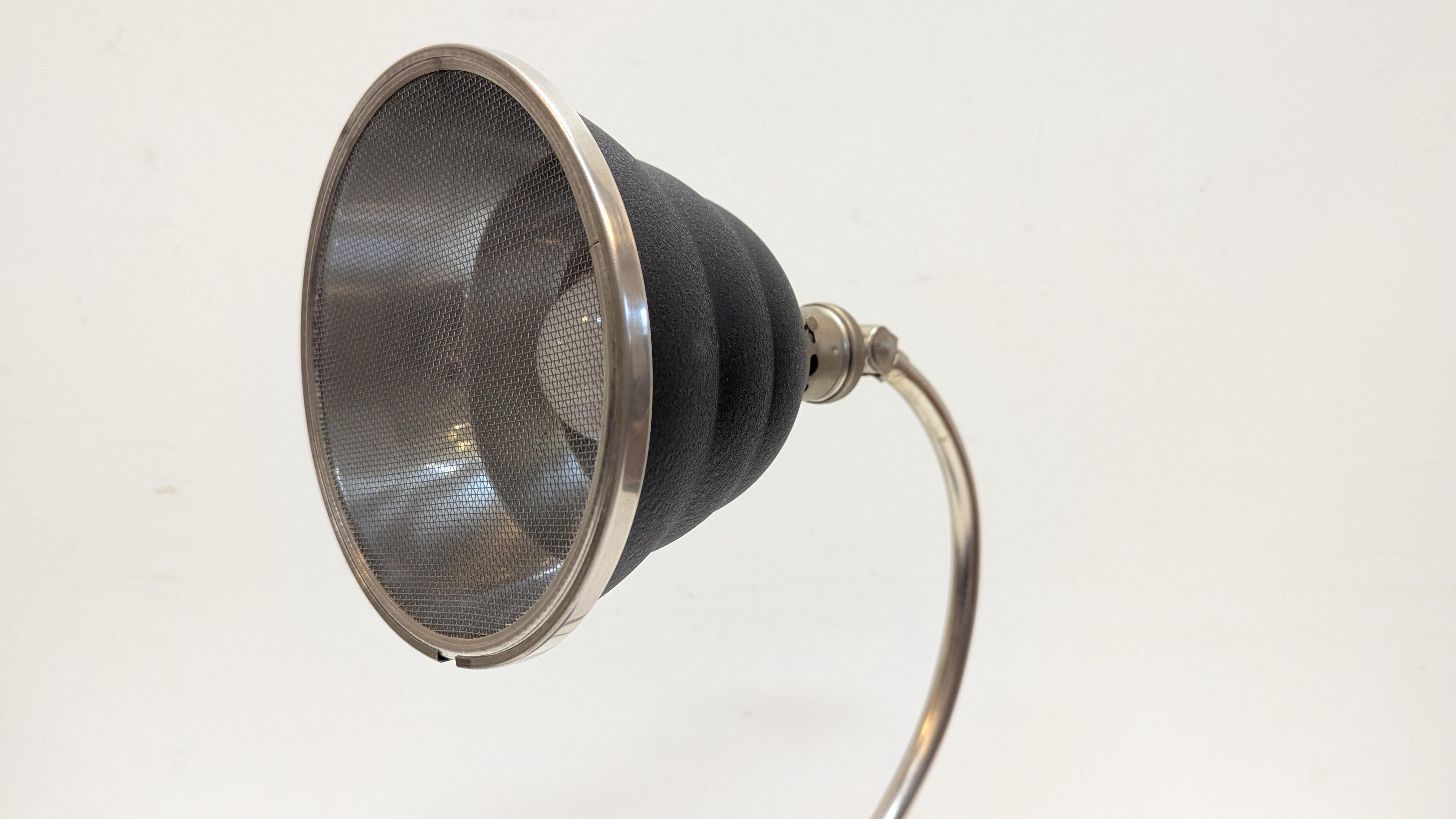 Lampada da tavolo articolata industriale GE in vendita 6