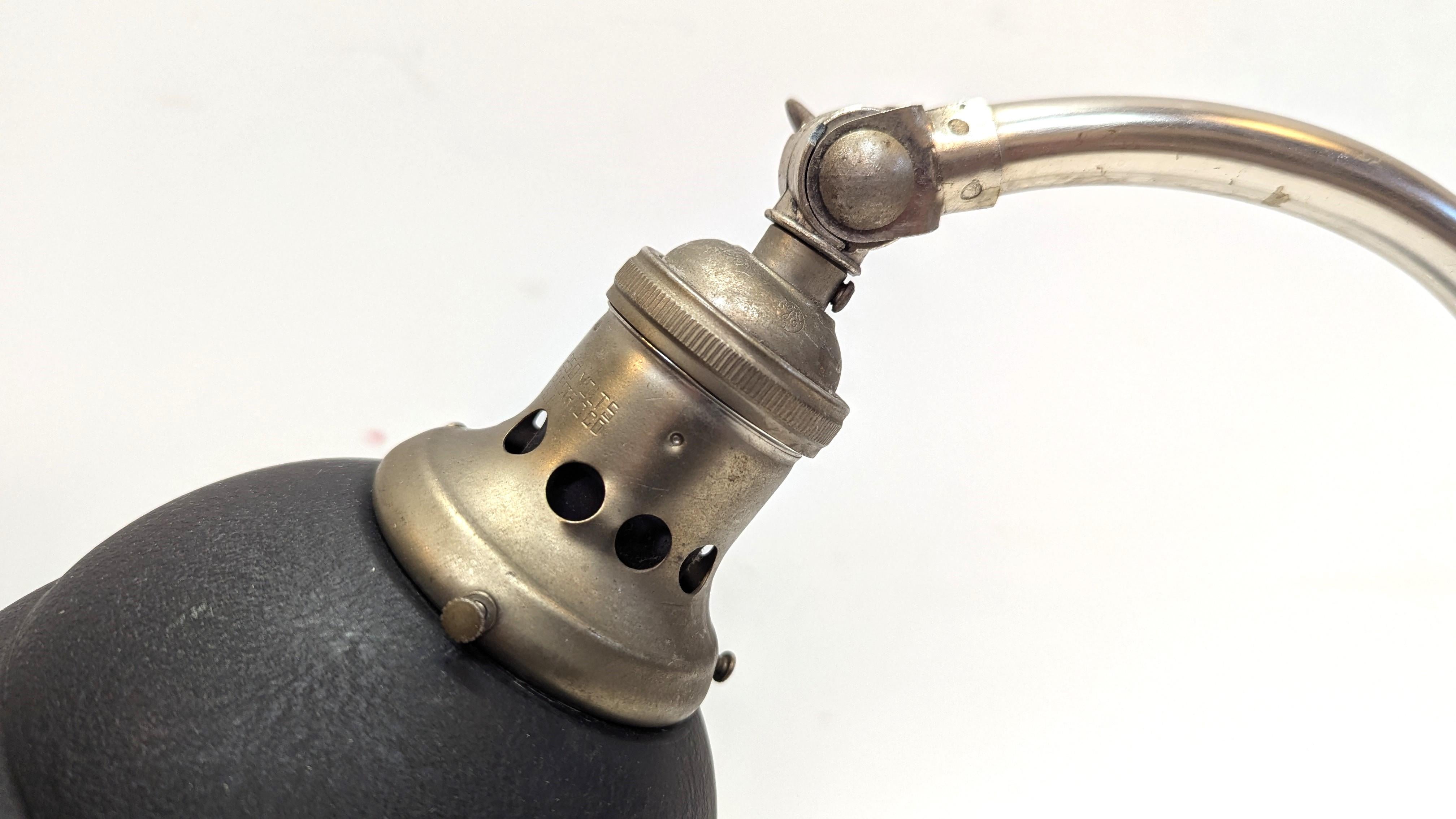 Metà XX secolo Lampada da tavolo articolata industriale GE in vendita