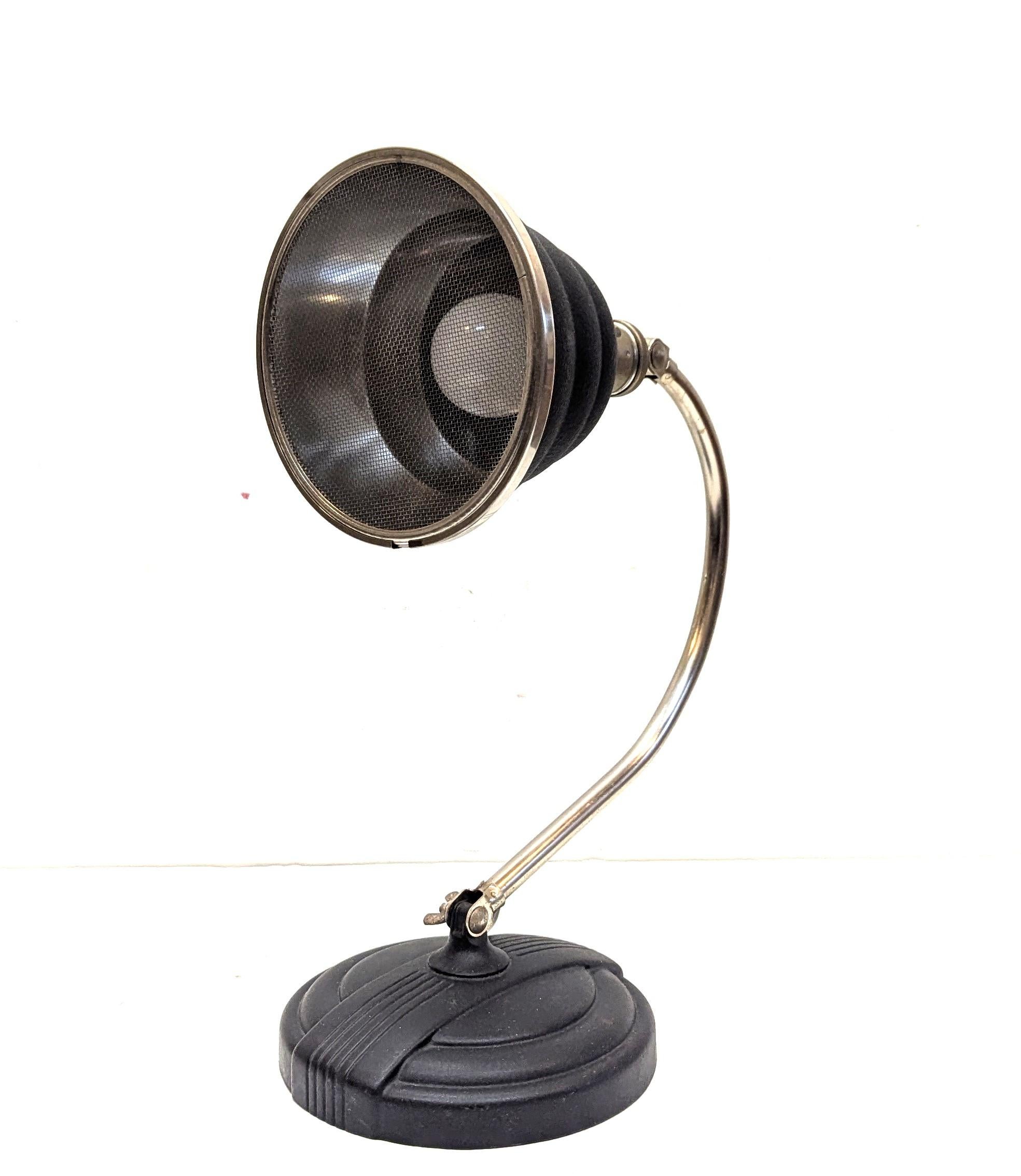 Lampada da tavolo articolata industriale GE in vendita 1