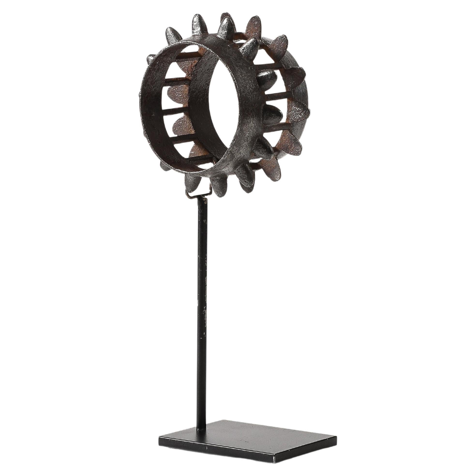 Engranaje industrial sobre soporte