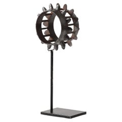 Engranaje industrial sobre soporte