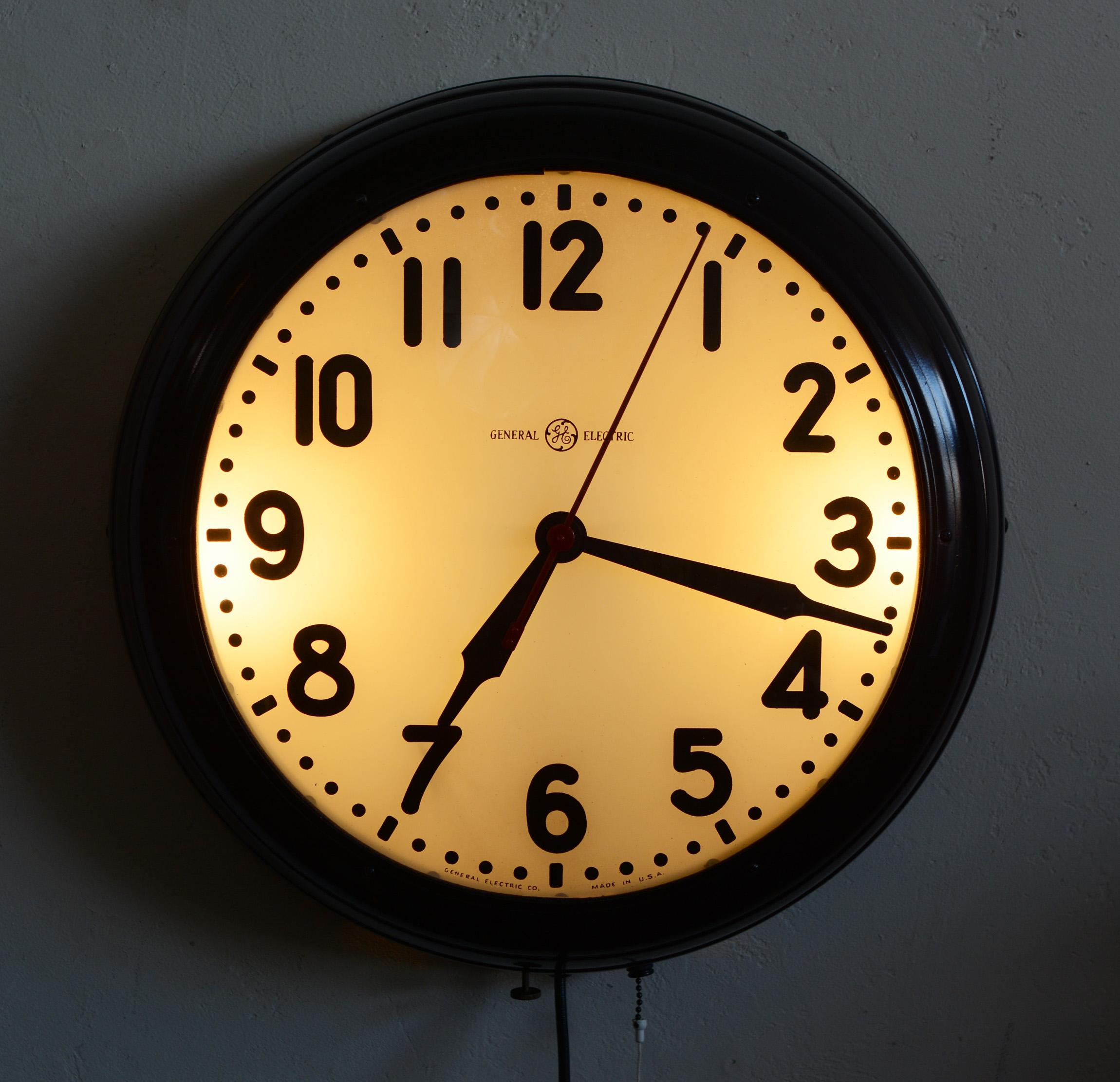 20ième siècle Horloge industrielle d'usine ou de maison éclairée General Electric