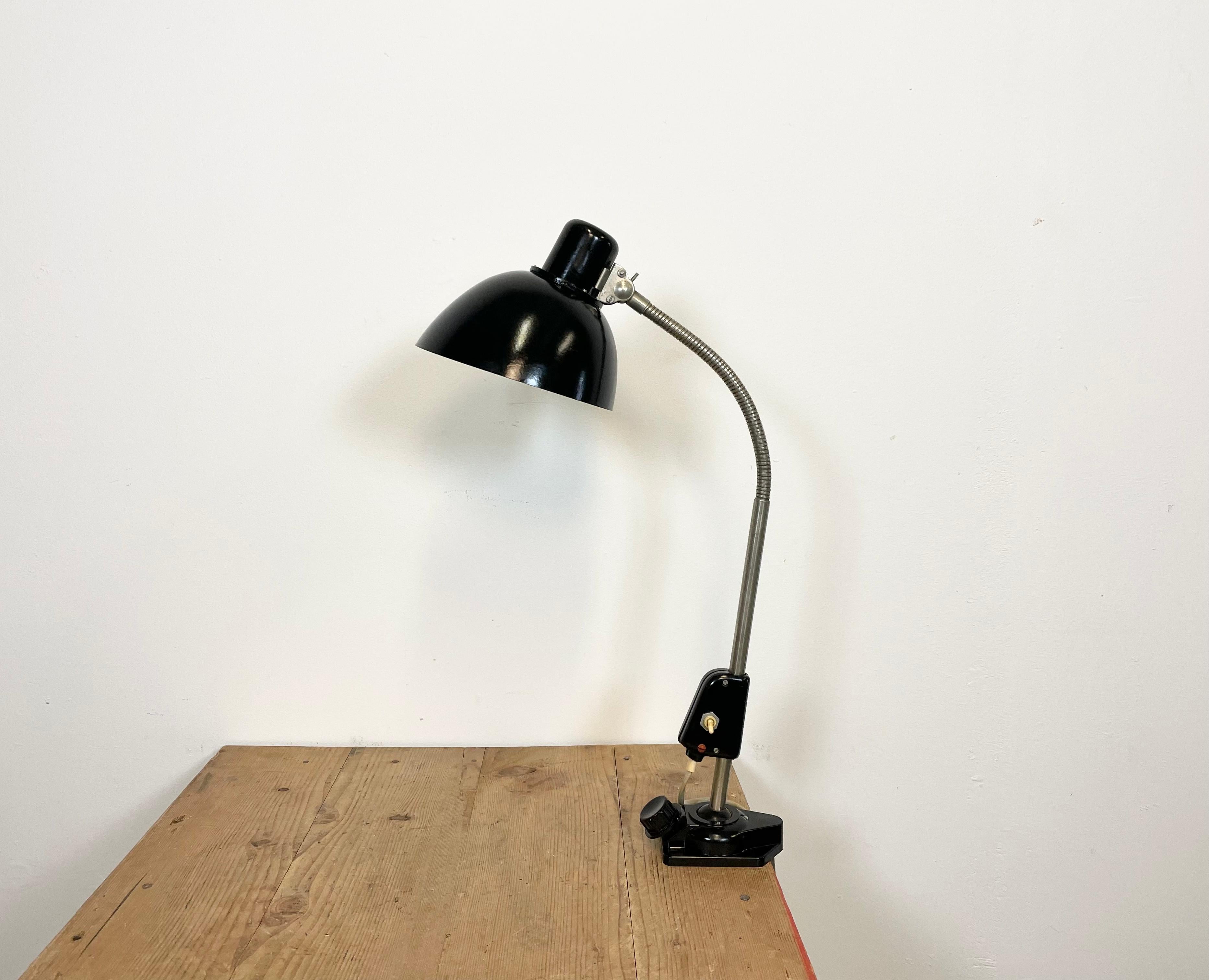 Industrielle Schwanenhals-Tischlampe aus Bakelit, hergestellt in Deutschland in den 1950er Jahren, in sehr gutem Zustand. Die Fassung erfordert E 27-Glühbirnen. Der Durchmesser des Lampenschirms beträgt 19 cm.