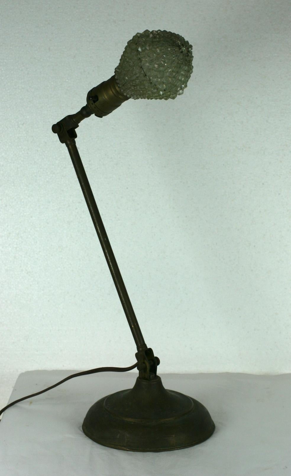 Lampe de bureau d'époque en laiton articulé des années 1930 que nous avons associée à un cache-ampoule en cristal tchèque d'époque pour un look glam industriel. Le couvercle en perles de cristal atténue la dureté d'une ampoule directe. Il a son
