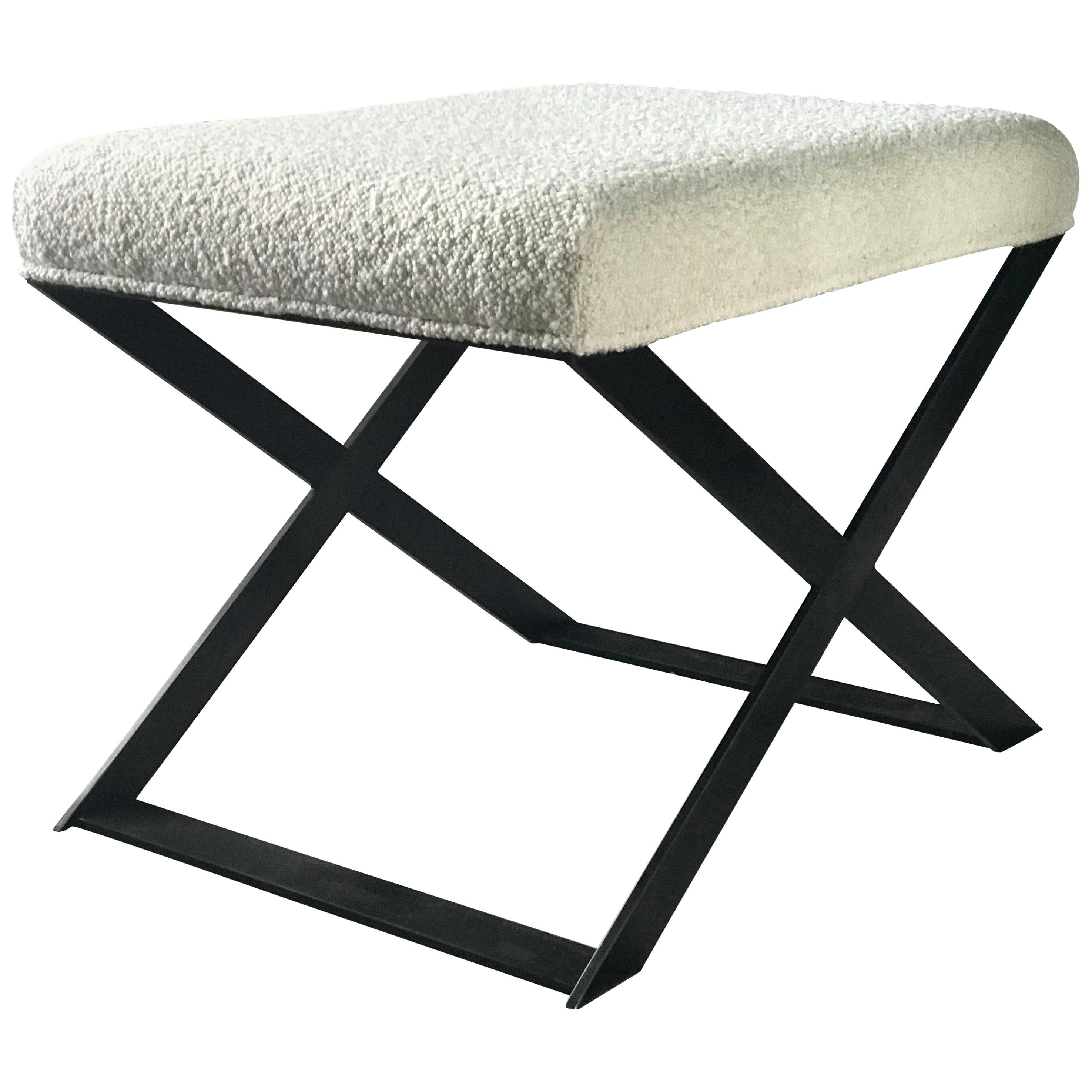 Tabouret à pieds en forme de X, fabriqué sur mesure en acier noirci et tissu bouclé ivoire