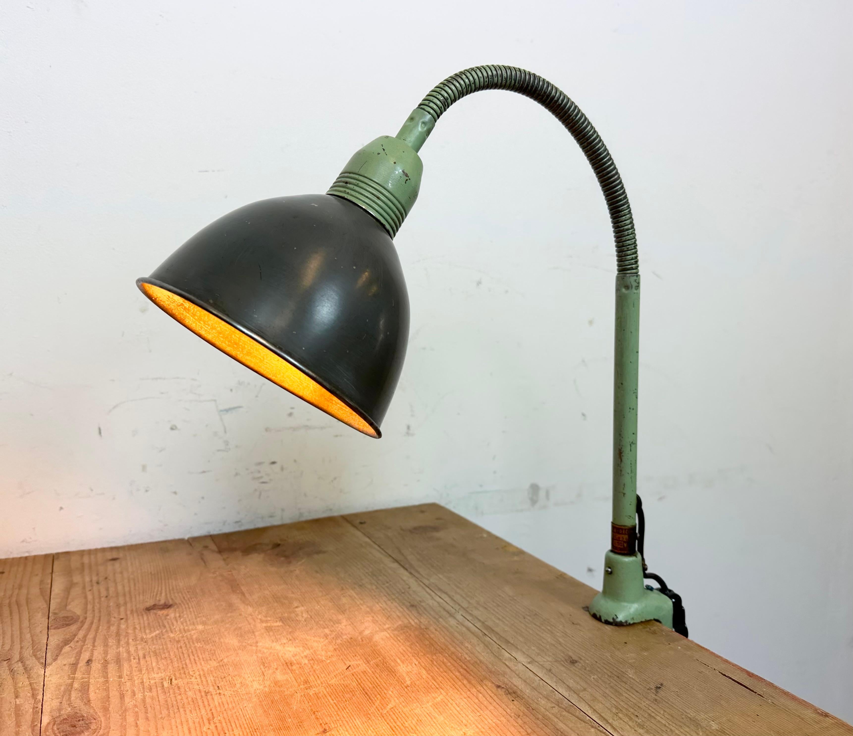 Lampe de table industrielle à col de cygne d'Instala Děčín, années 1960. en vente 9
