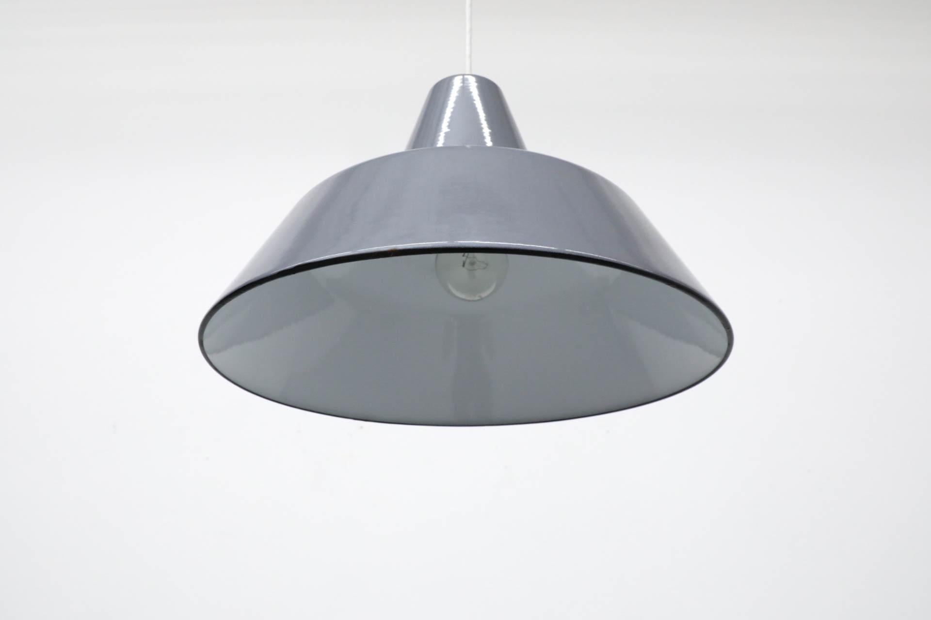 Lampe pendante d'usine en métal émaillé gris industriel en vente 2
