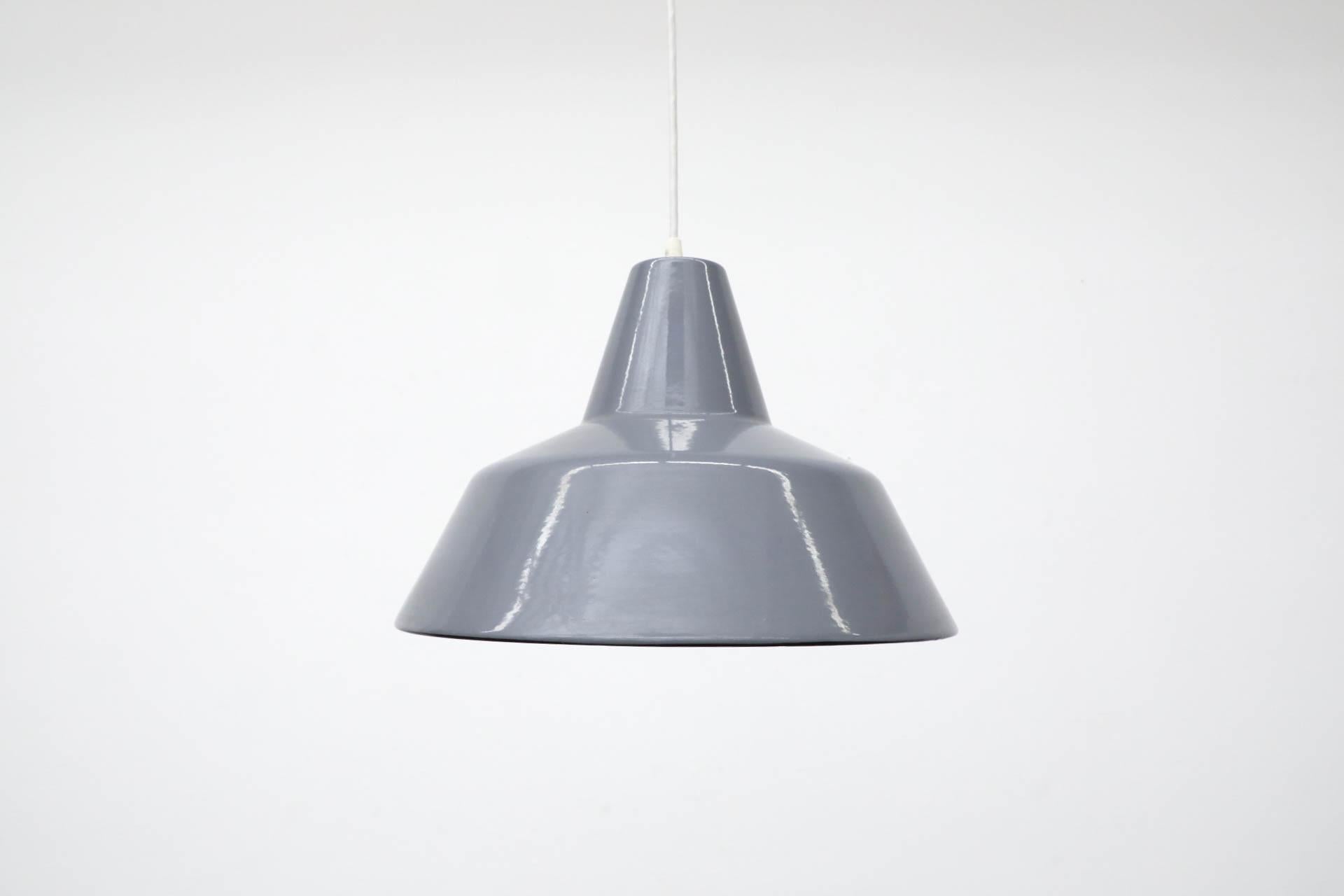 Lampe pendante d'usine en métal émaillé gris industriel en vente 3