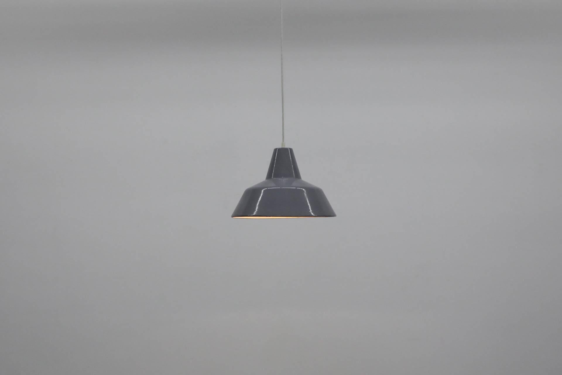 Mid-Century, gris métal émaillé industriel Dutch factory lampes suspendues avec intérieur en métal émaillé blanc. Le design est similaire à la lampe suspendue 