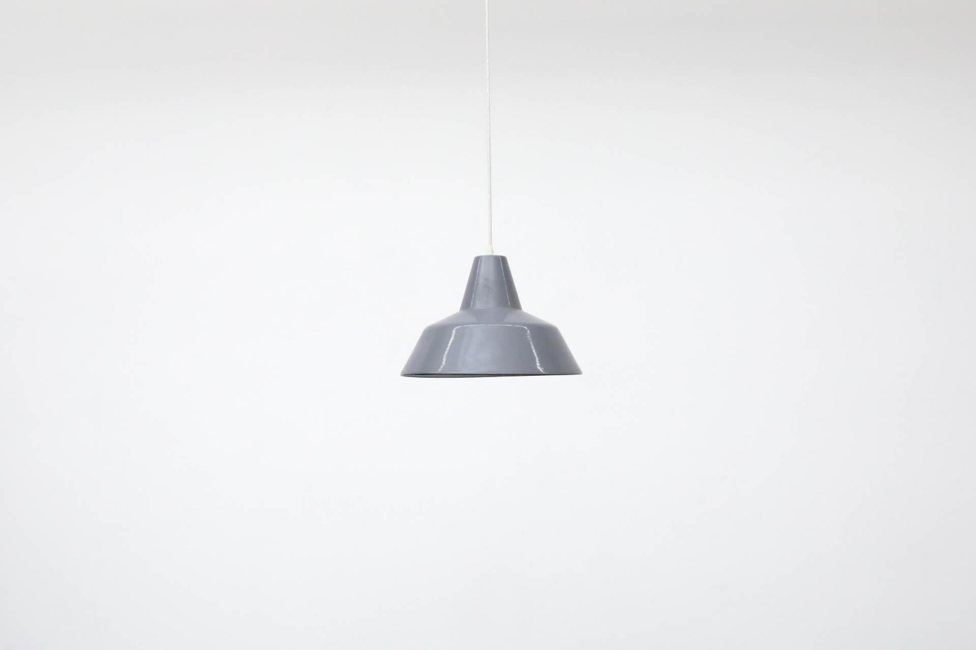 Industriel Lampe pendante d'usine en métal émaillé gris industriel en vente