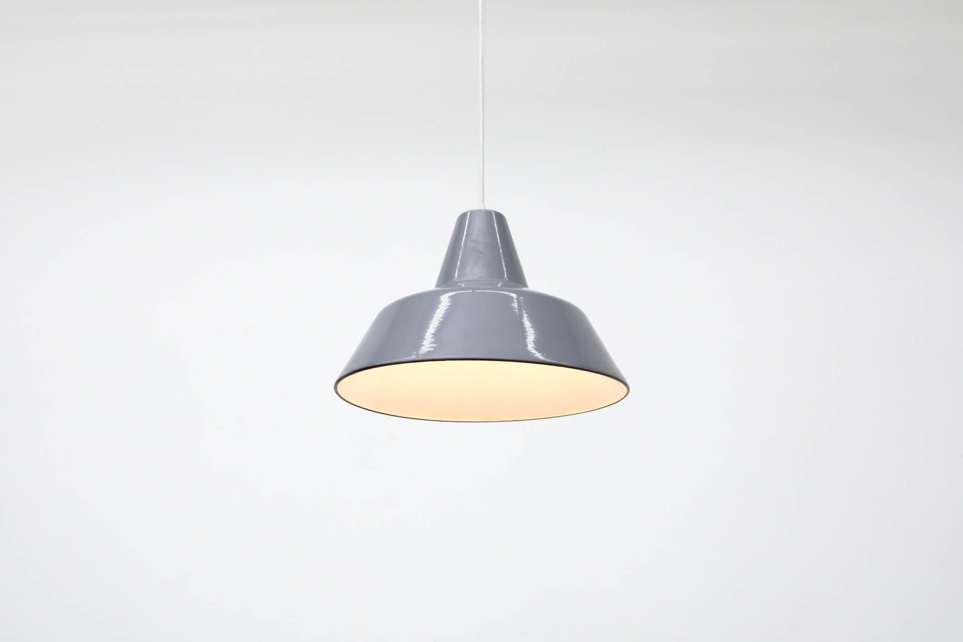 Néerlandais Lampe pendante d'usine en métal émaillé gris industriel en vente