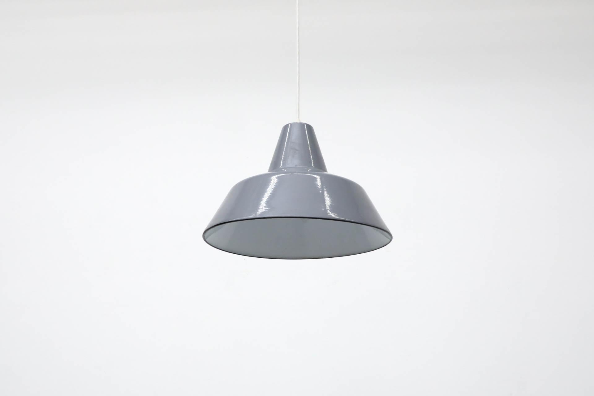 Émaillé Lampe pendante d'usine en métal émaillé gris industriel en vente