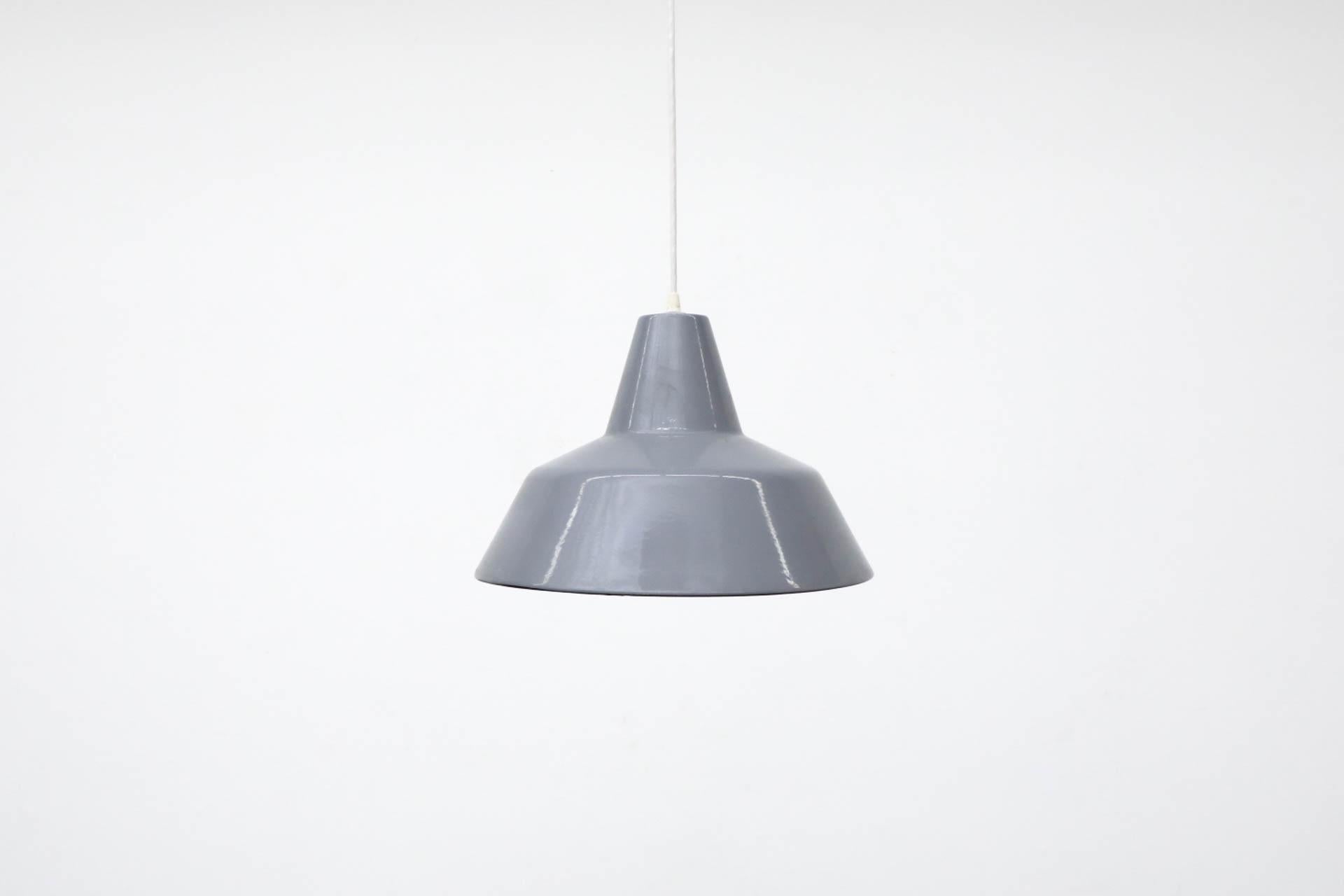 Lampe pendante d'usine en métal émaillé gris industriel Bon état - En vente à Los Angeles, CA